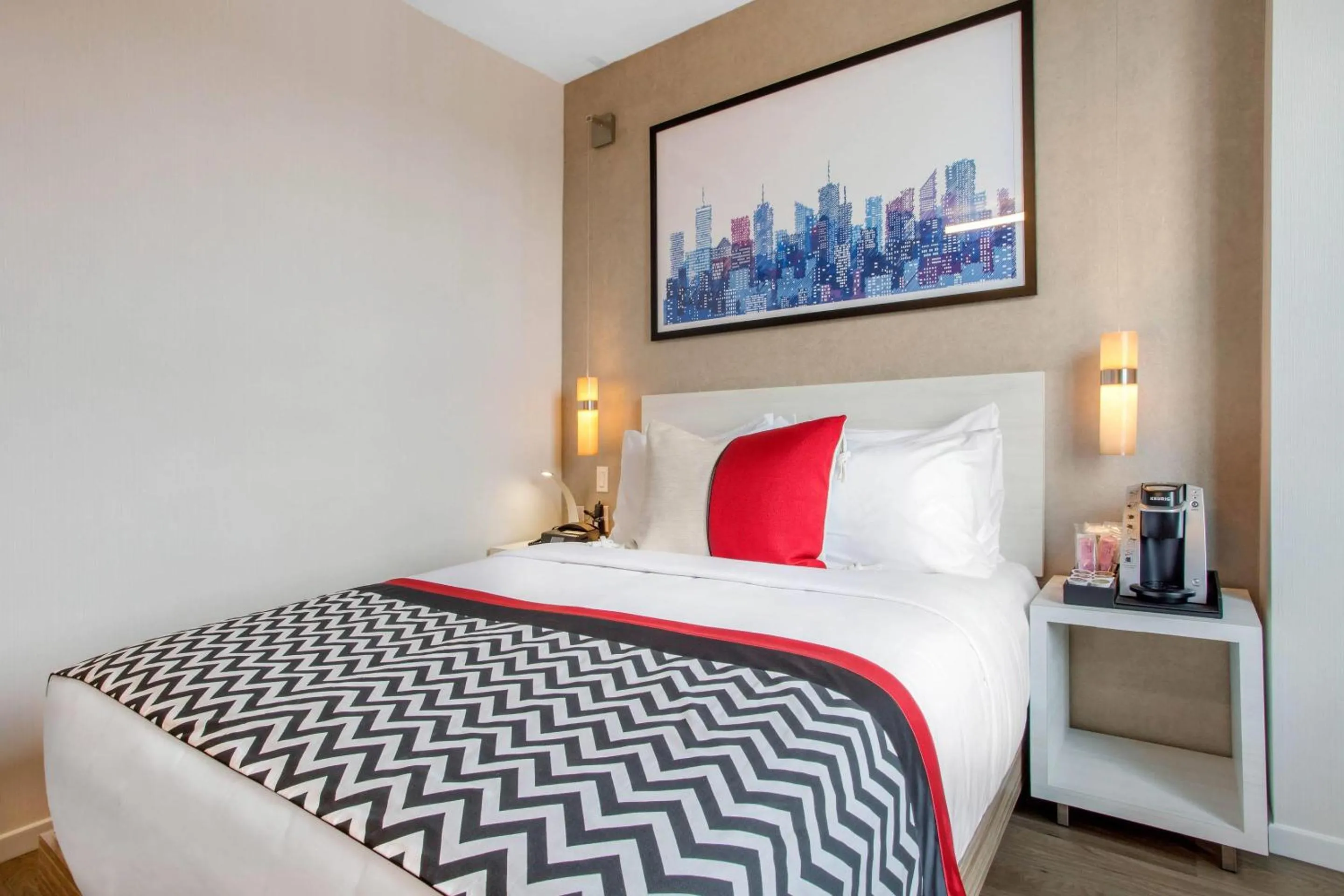 Bedroom, Bed in Insignia Hotel Brooklyn, an Ascend Collection Hotel