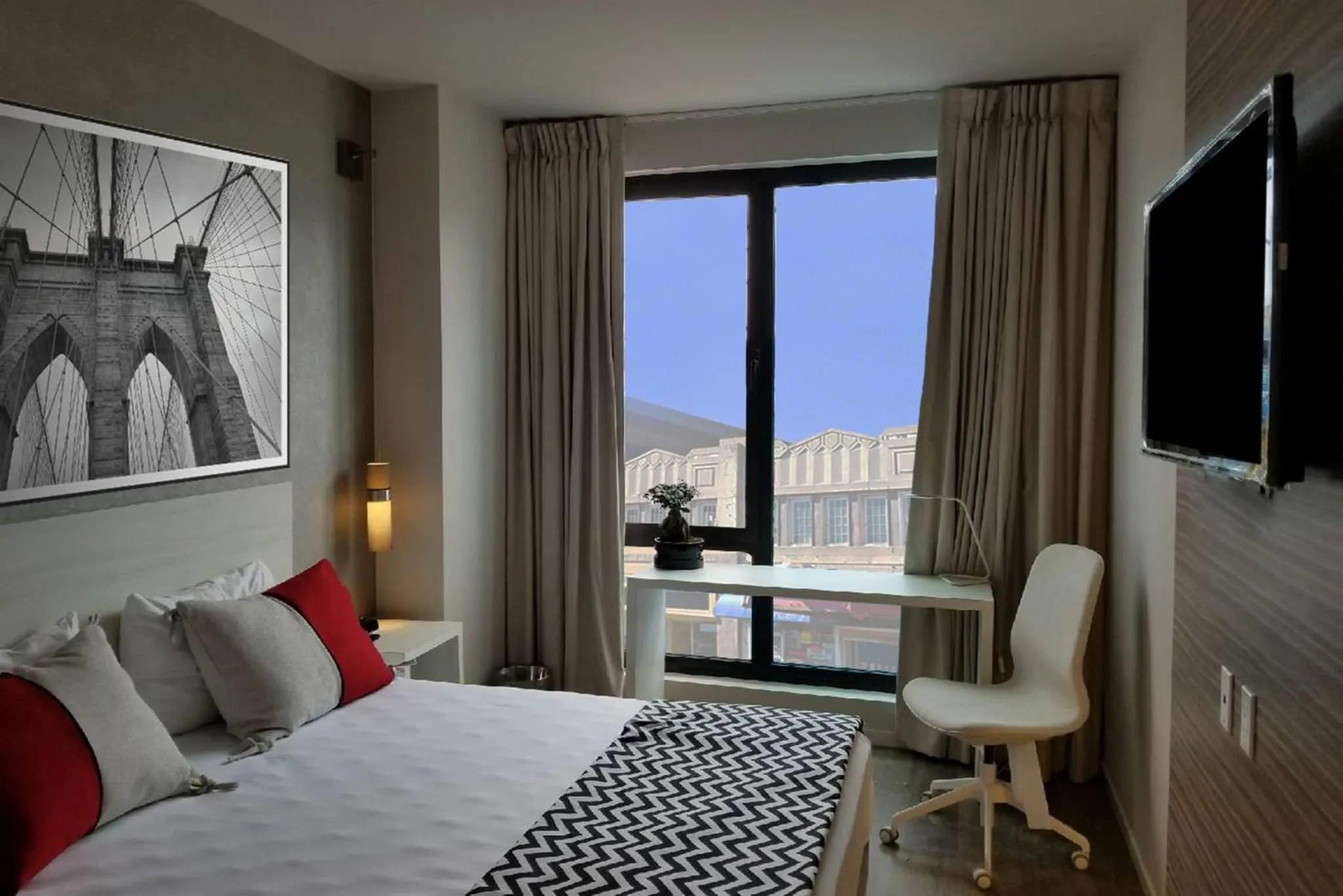 Bedroom, Bed in Insignia Hotel Brooklyn, an Ascend Collection Hotel