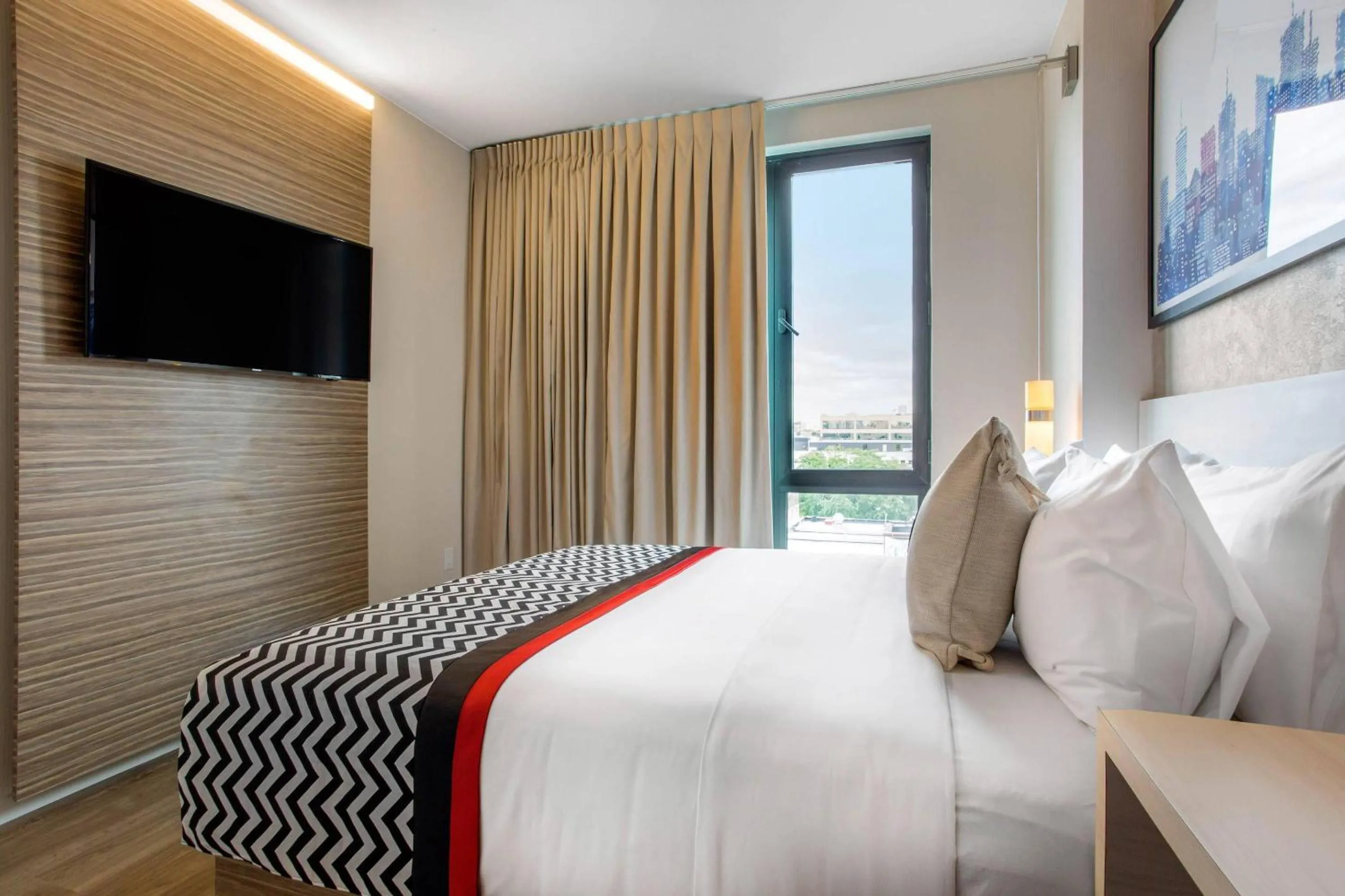 Bedroom, Bed in Insignia Hotel Brooklyn, an Ascend Collection Hotel