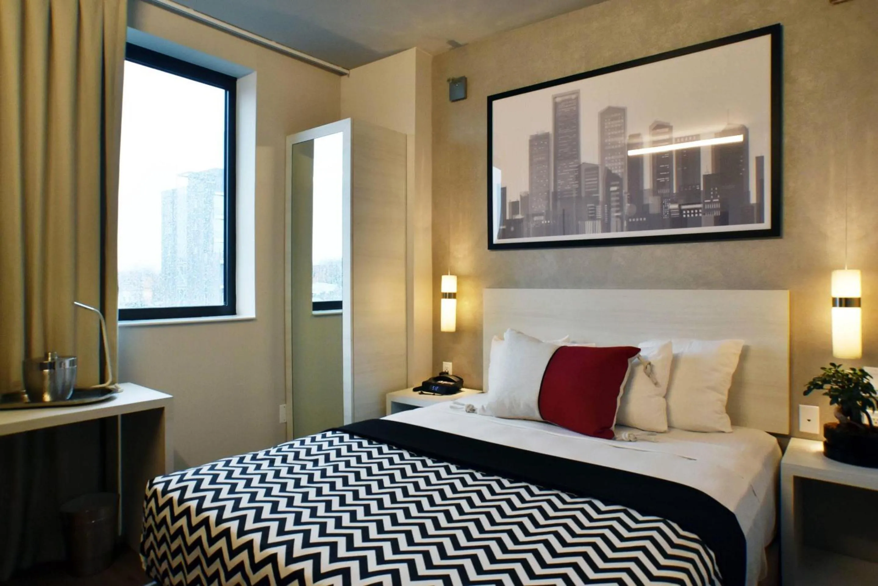 Bedroom, Bed in Insignia Hotel Brooklyn, an Ascend Collection Hotel