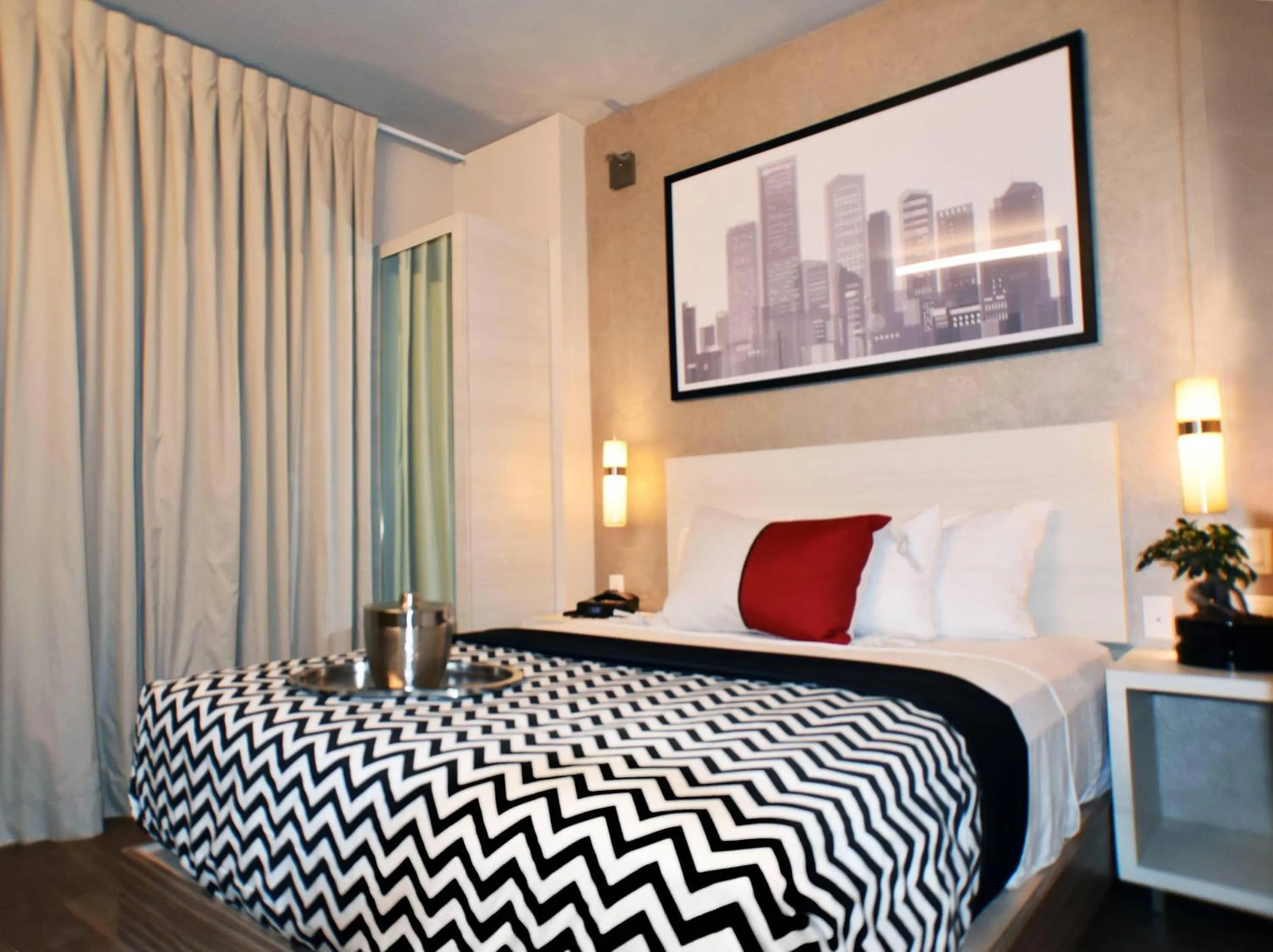 Bedroom, Bed in Insignia Hotel Brooklyn, an Ascend Collection Hotel