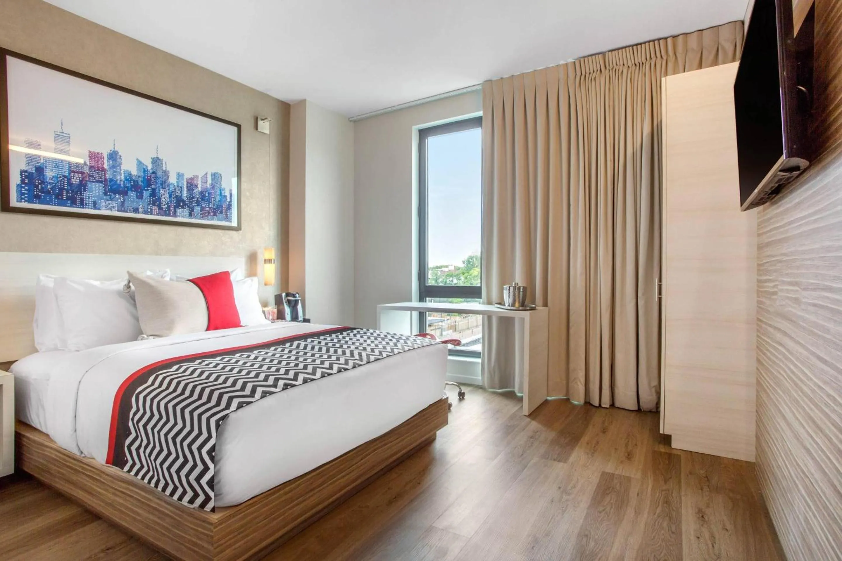 Bedroom, Bed in Insignia Hotel Brooklyn, an Ascend Collection Hotel