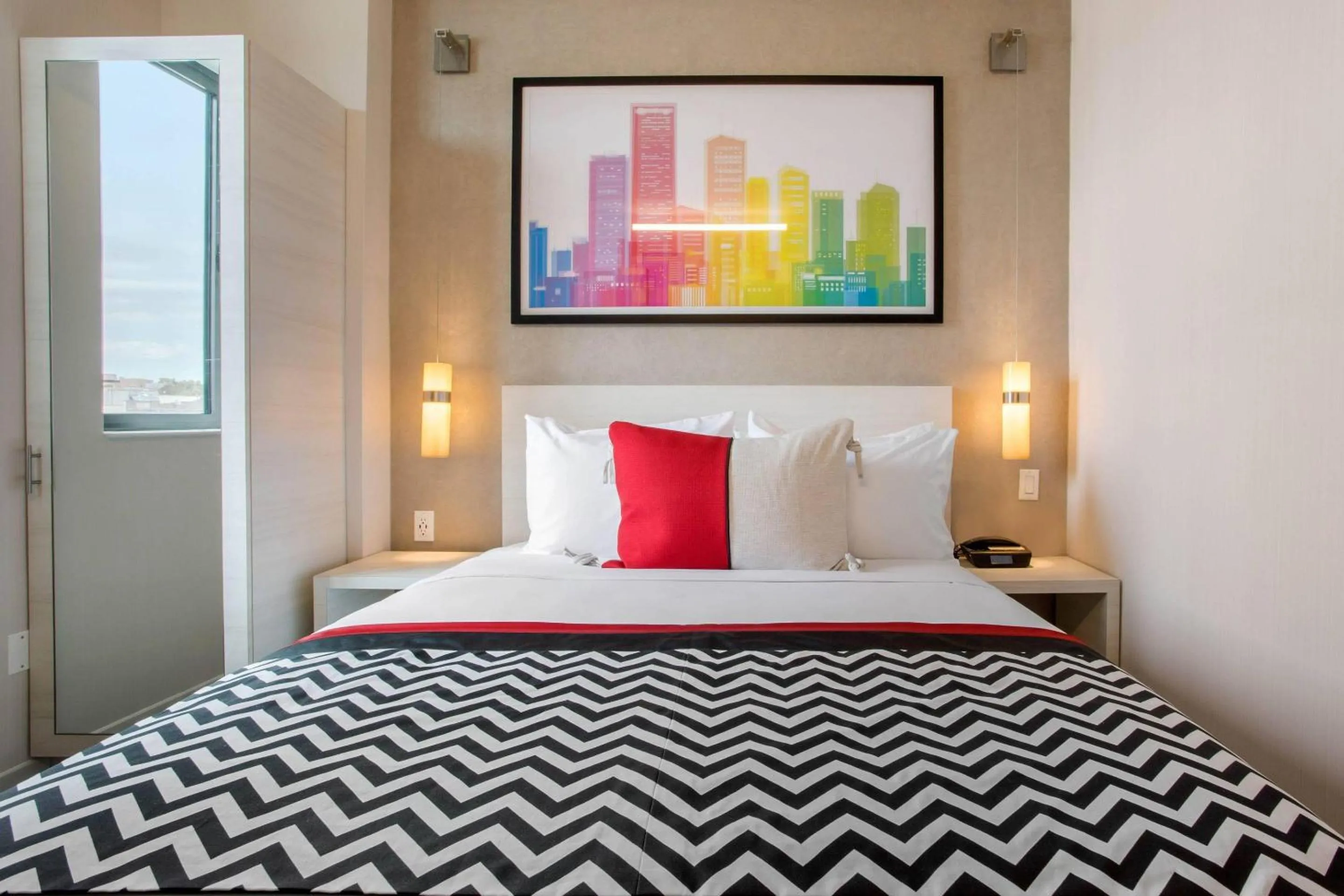 Bedroom, Bed in Insignia Hotel Brooklyn, an Ascend Collection Hotel