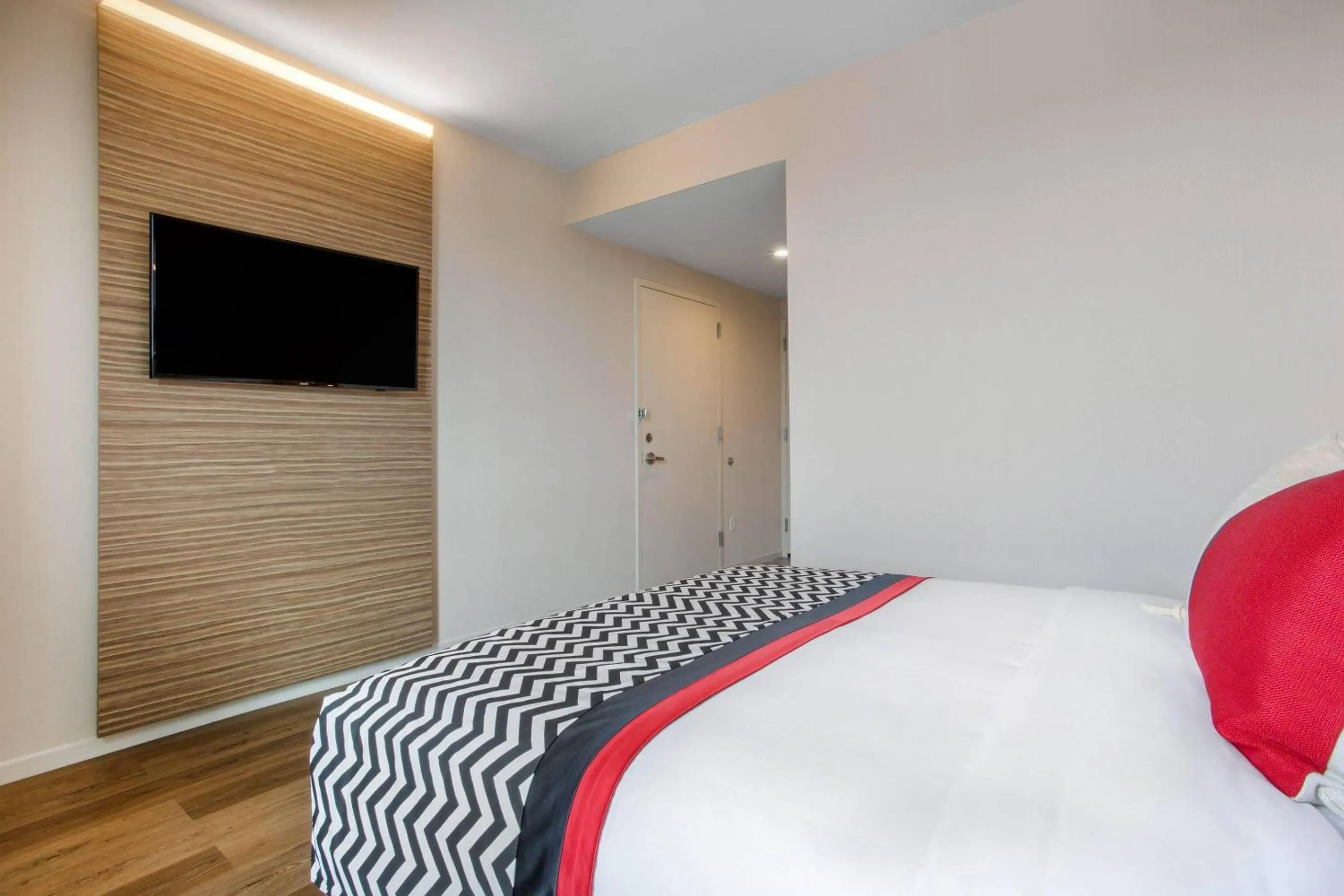 Bedroom, Bed in Insignia Hotel Brooklyn, an Ascend Collection Hotel