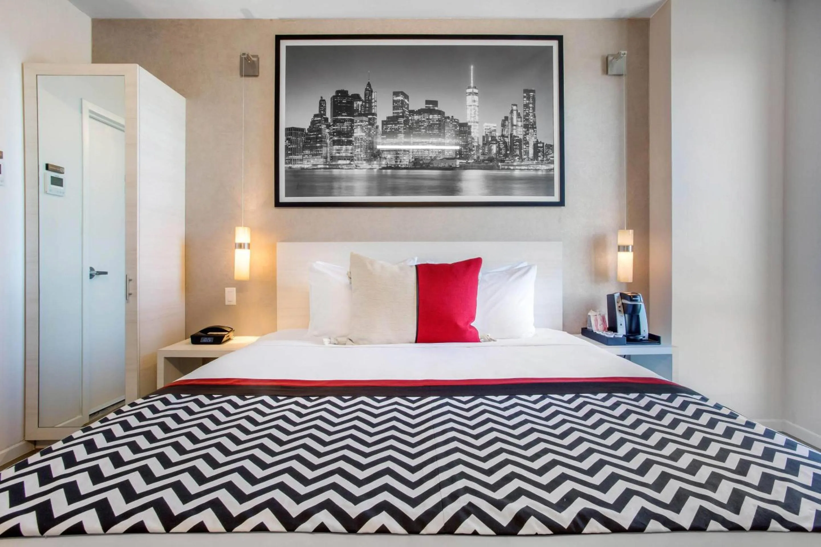 Bedroom, Bed in Insignia Hotel Brooklyn, an Ascend Collection Hotel