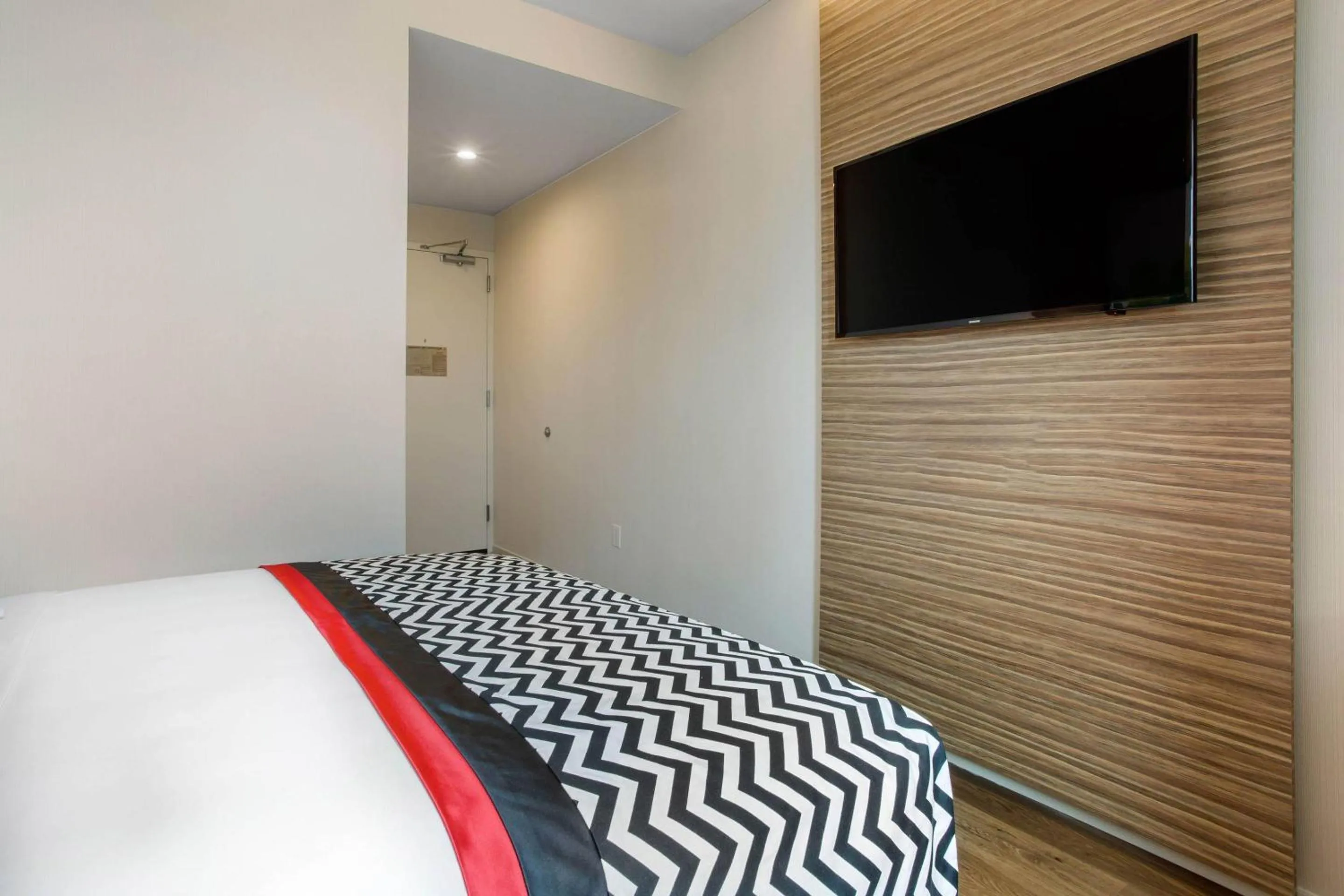 Bedroom, Bed in Insignia Hotel Brooklyn, an Ascend Collection Hotel