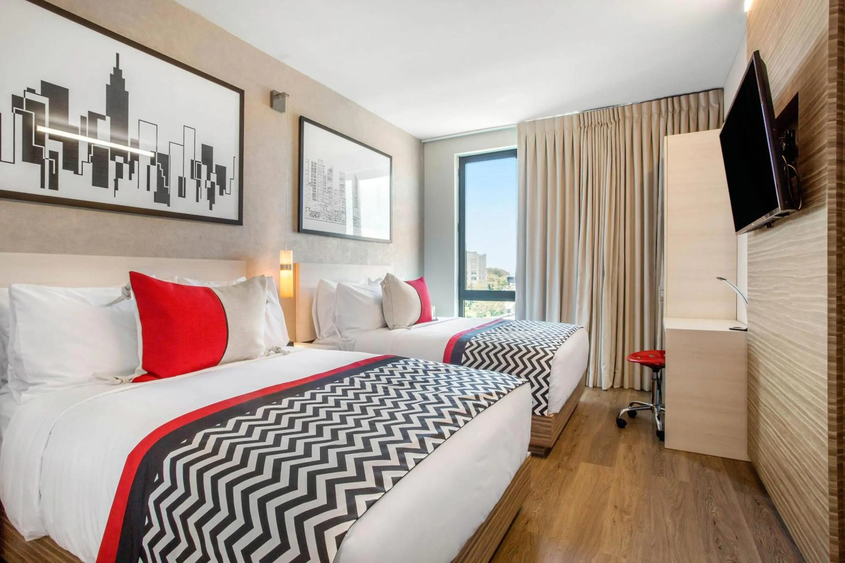 Bedroom, Bed in Insignia Hotel Brooklyn, an Ascend Collection Hotel