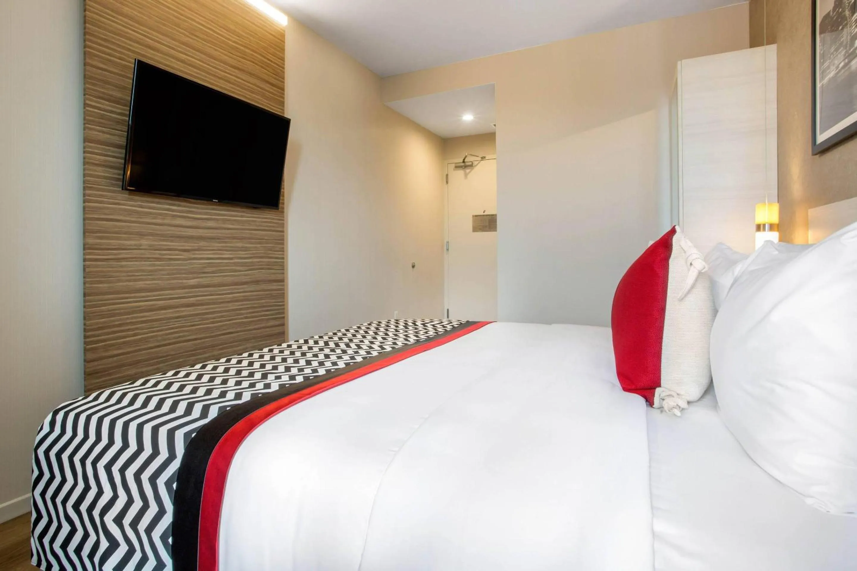 Bedroom, Bed in Insignia Hotel Brooklyn, an Ascend Collection Hotel