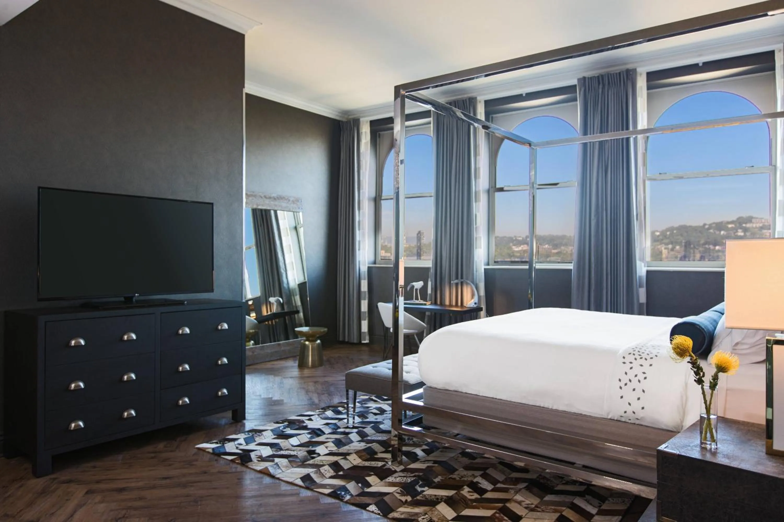 Bedroom, Bed in Renaissance Pittsburgh Hotel