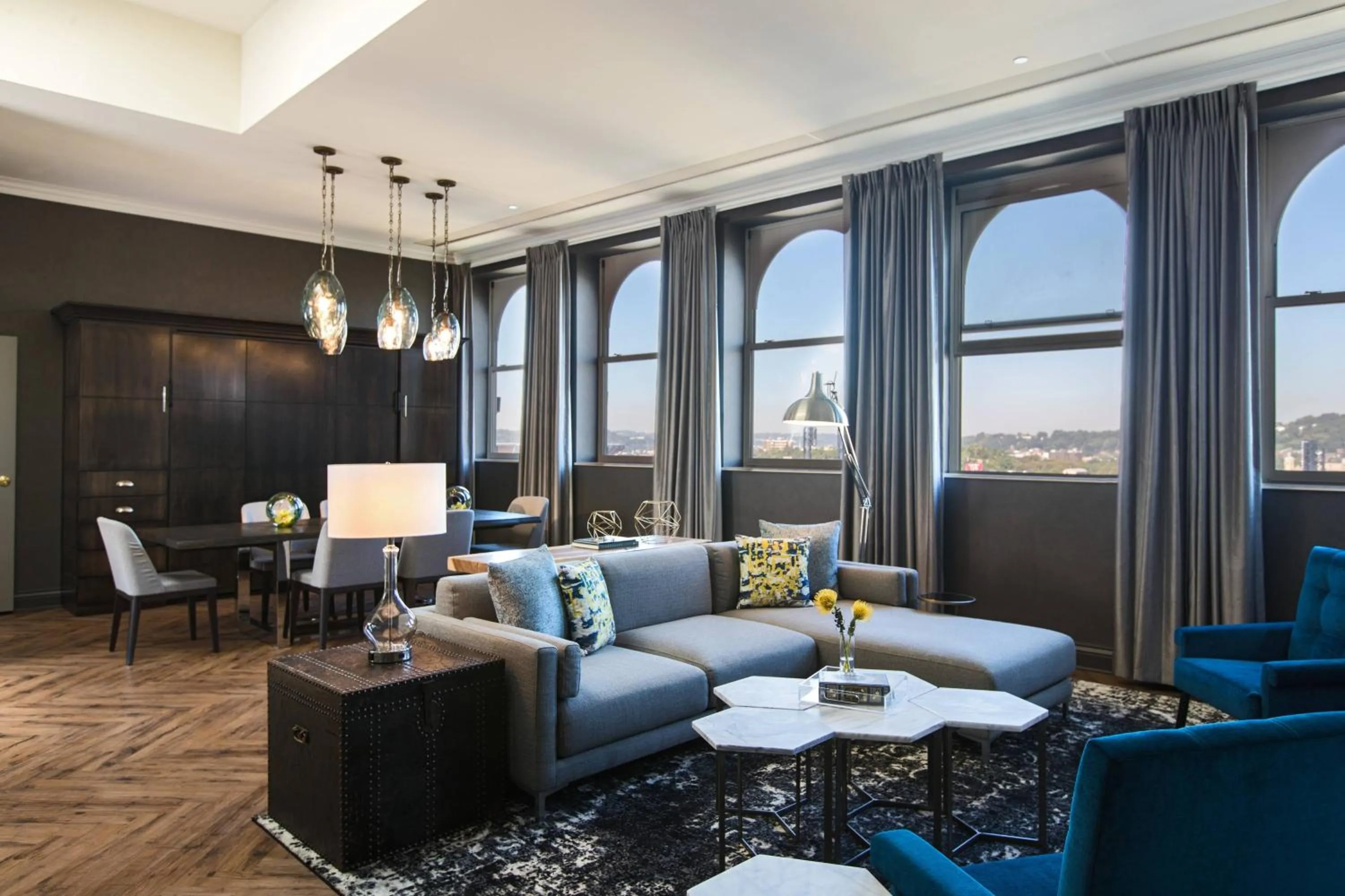 Living room in Renaissance Pittsburgh Hotel