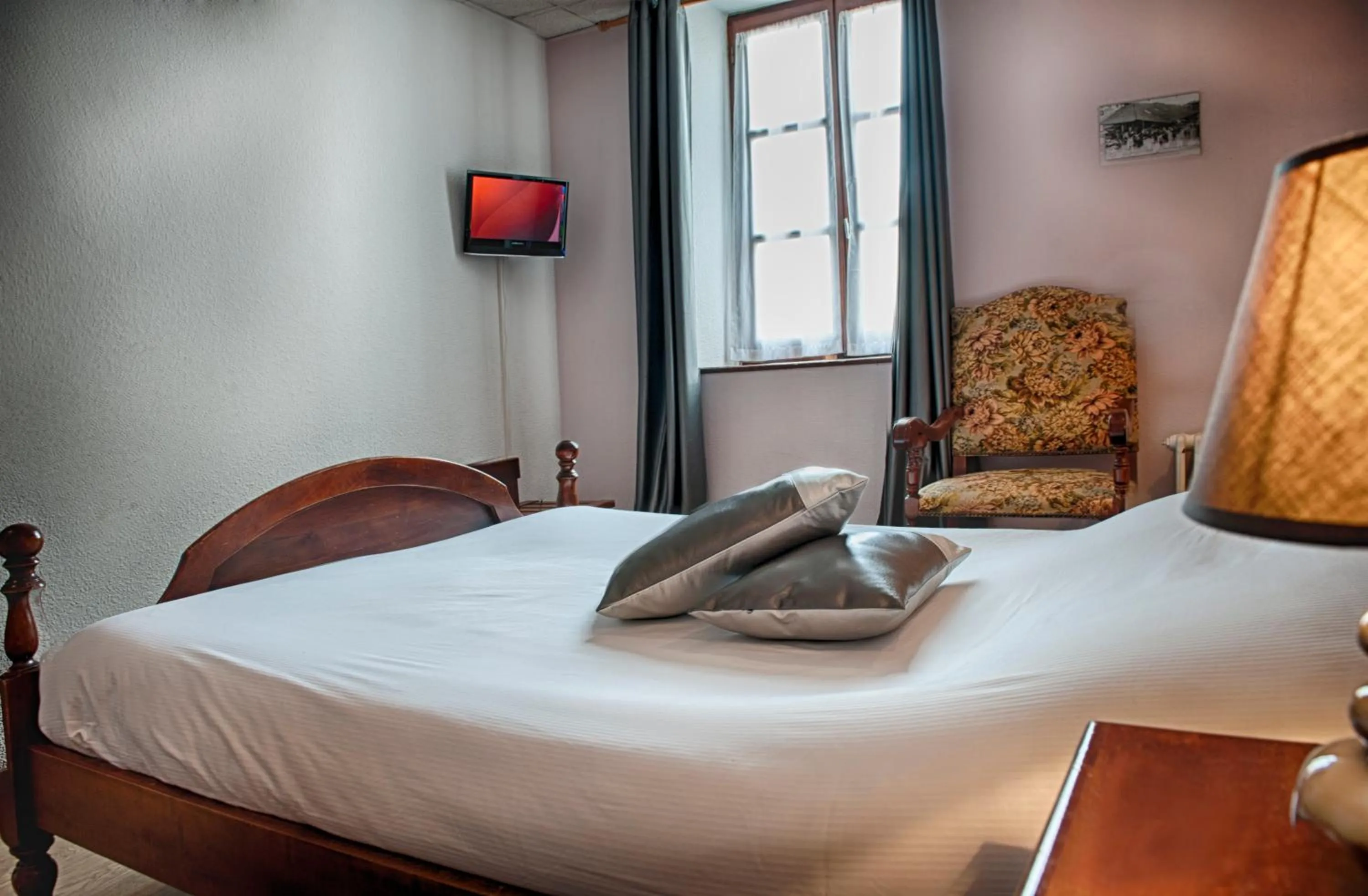 Bed in Logis Hôtel de france