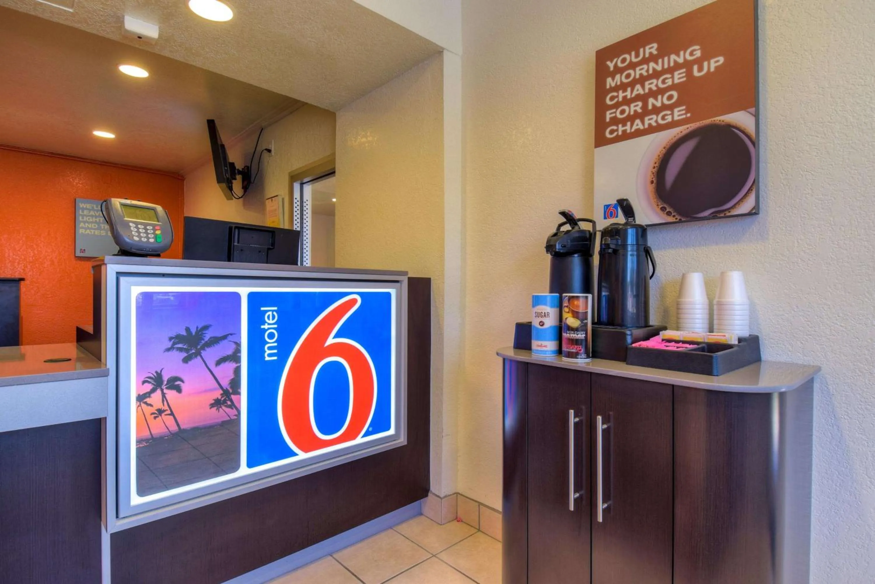 Lobby or reception in Motel 6-Jurupa Valley, CA - Riverside West