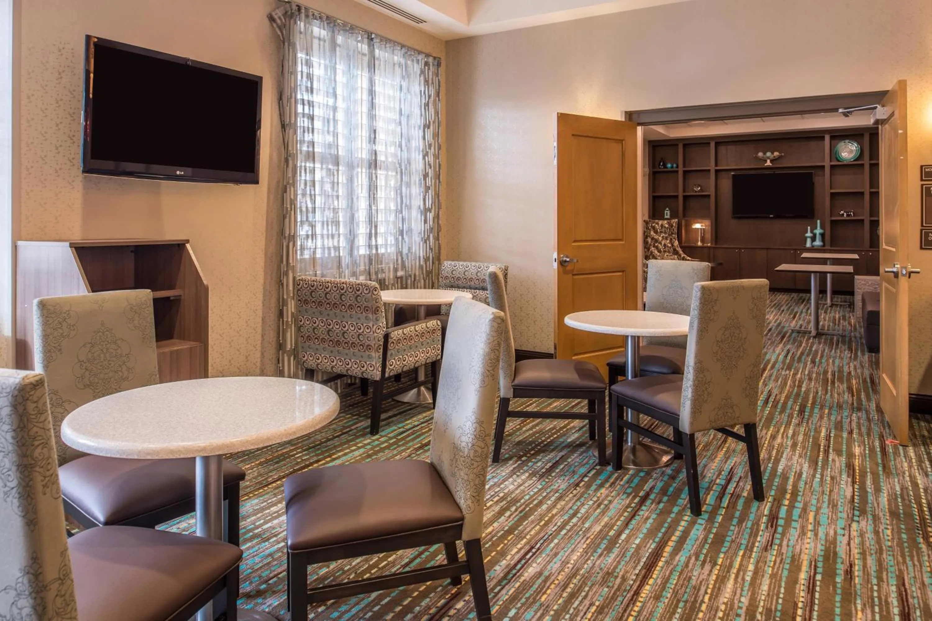 Restaurant/places to eat in Residence Inn Pittsburgh North Shore