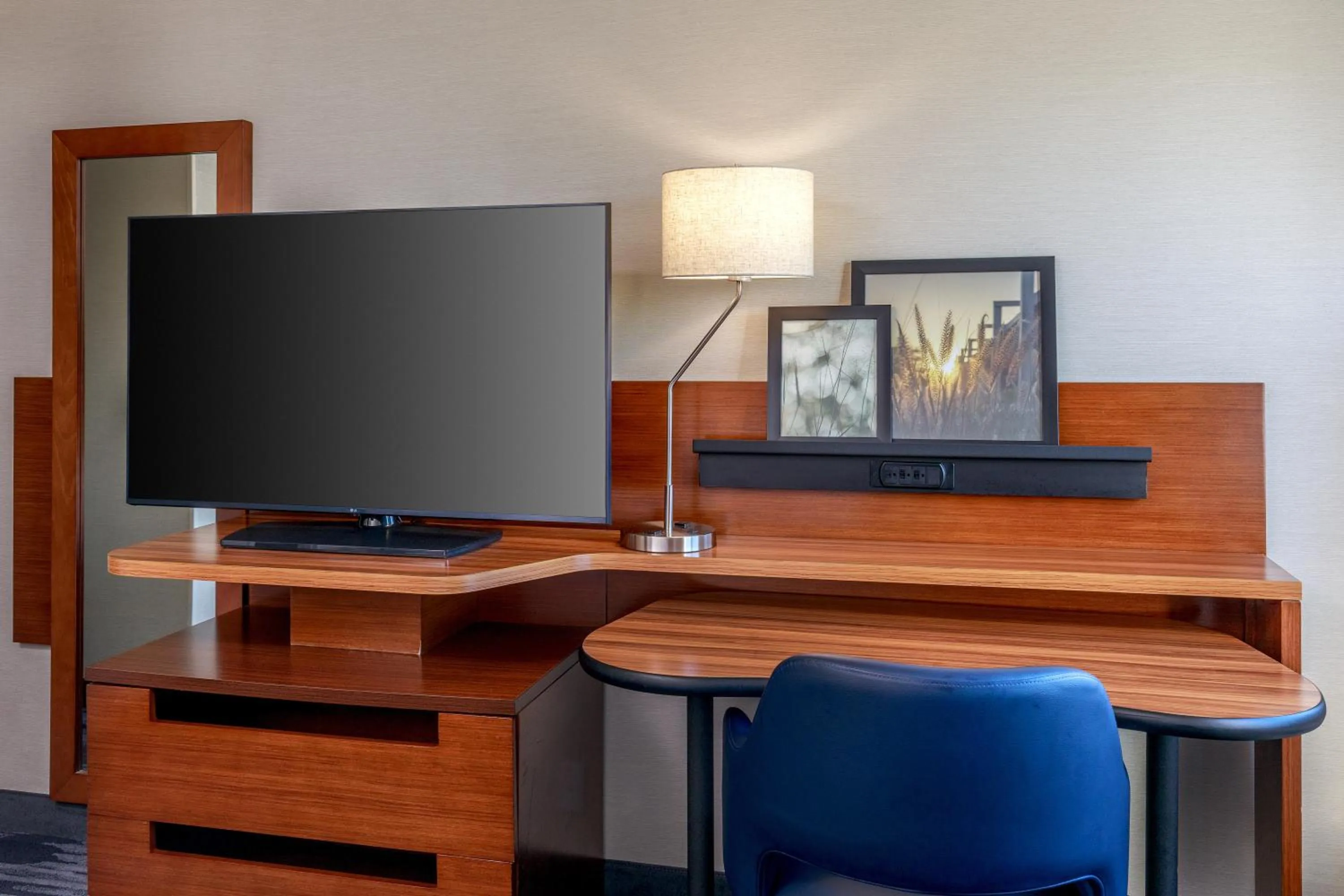 TV and multimedia in Fairfield Inn Portsmouth Seacoast