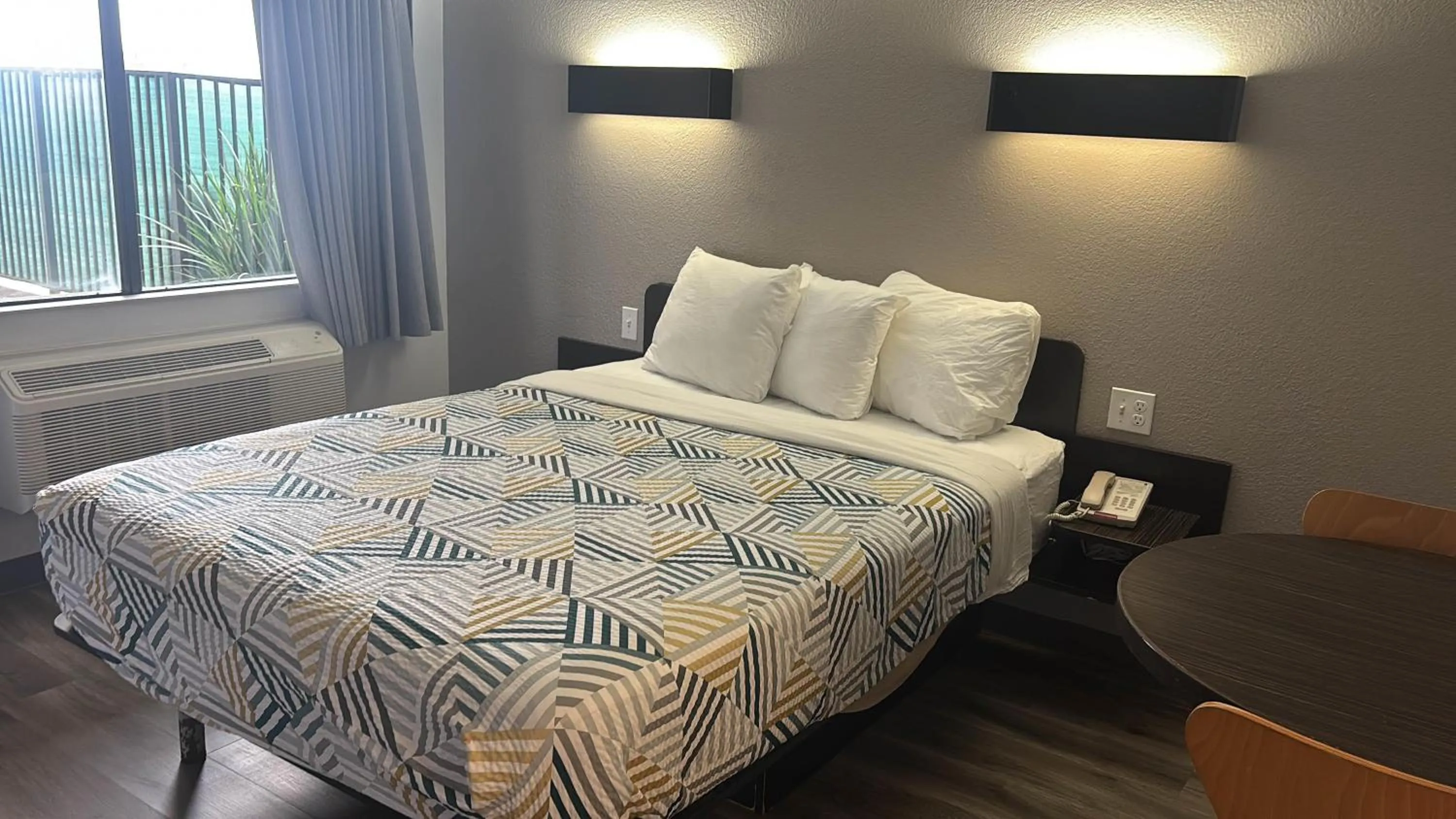 Bedroom, Bed in Motel 6-Watsonville, CA - Monterey Area