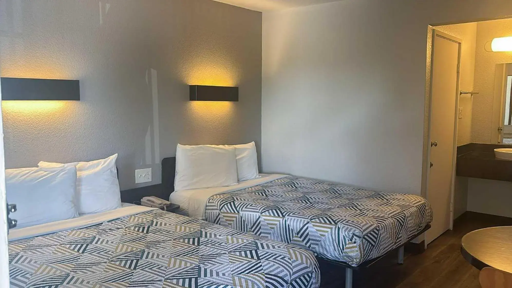 Bedroom, Bed in Motel 6-Watsonville, CA - Monterey Area Bedroom, Bed in Motel 6-Watsonville, CA - Monterey Area