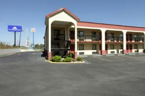 Property building in Americas Best Value Inn & Suites Macon Property building in Americas Best Value Inn & Suites Macon