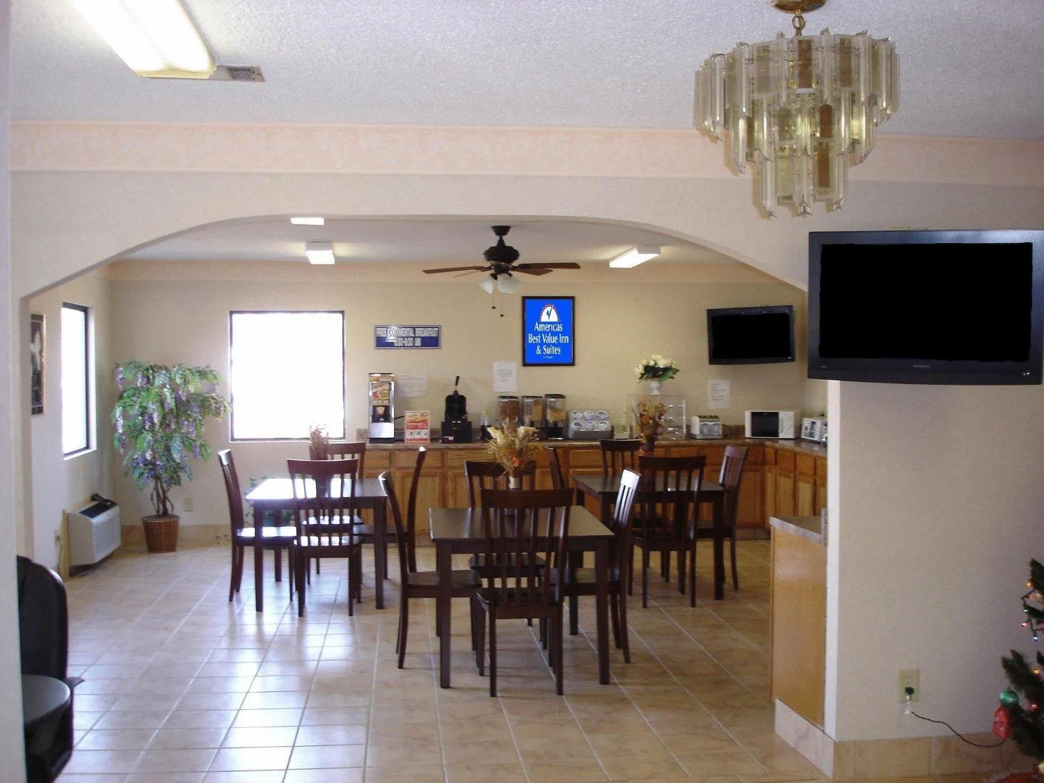 Restaurant/places to eat in Americas Best Value Inn & Suites Macon