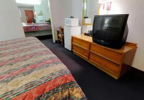 TV and multimedia, Bed in Americas Best Value Inn & Suites Macon TV and multimedia, Bed in Americas Best Value Inn & Suites Macon