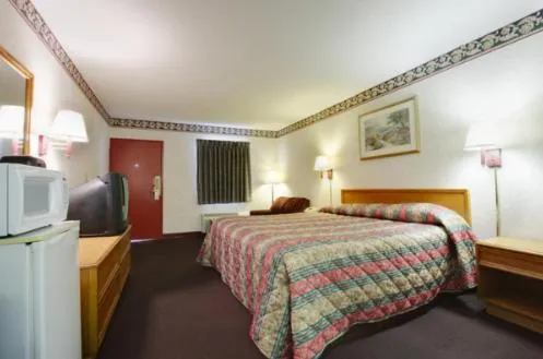 Photo of the whole room, Bed in Americas Best Value Inn & Suites Macon