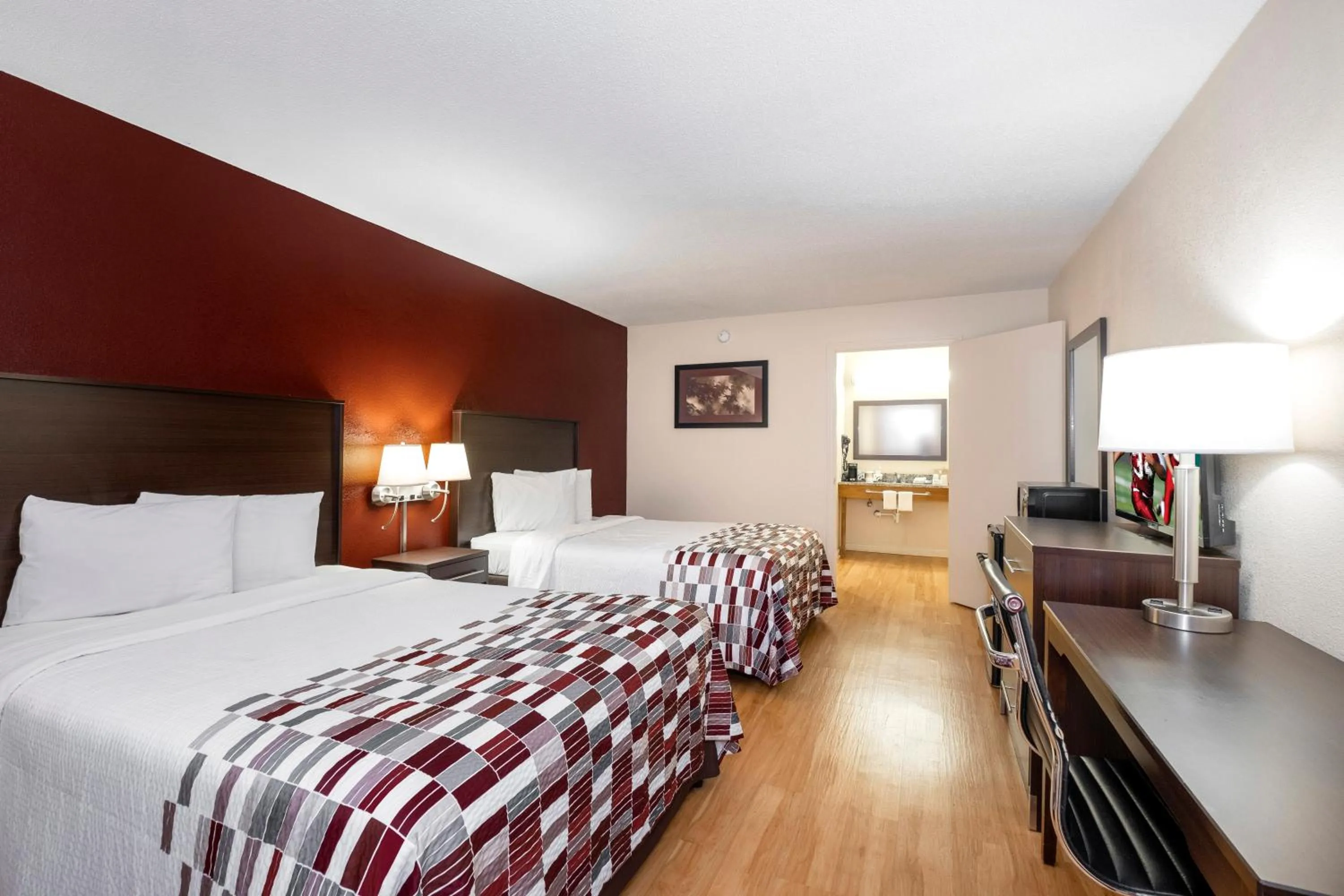 Photo of the whole room, Bed in Red Roof Inn Knoxville North - Merchants Drive