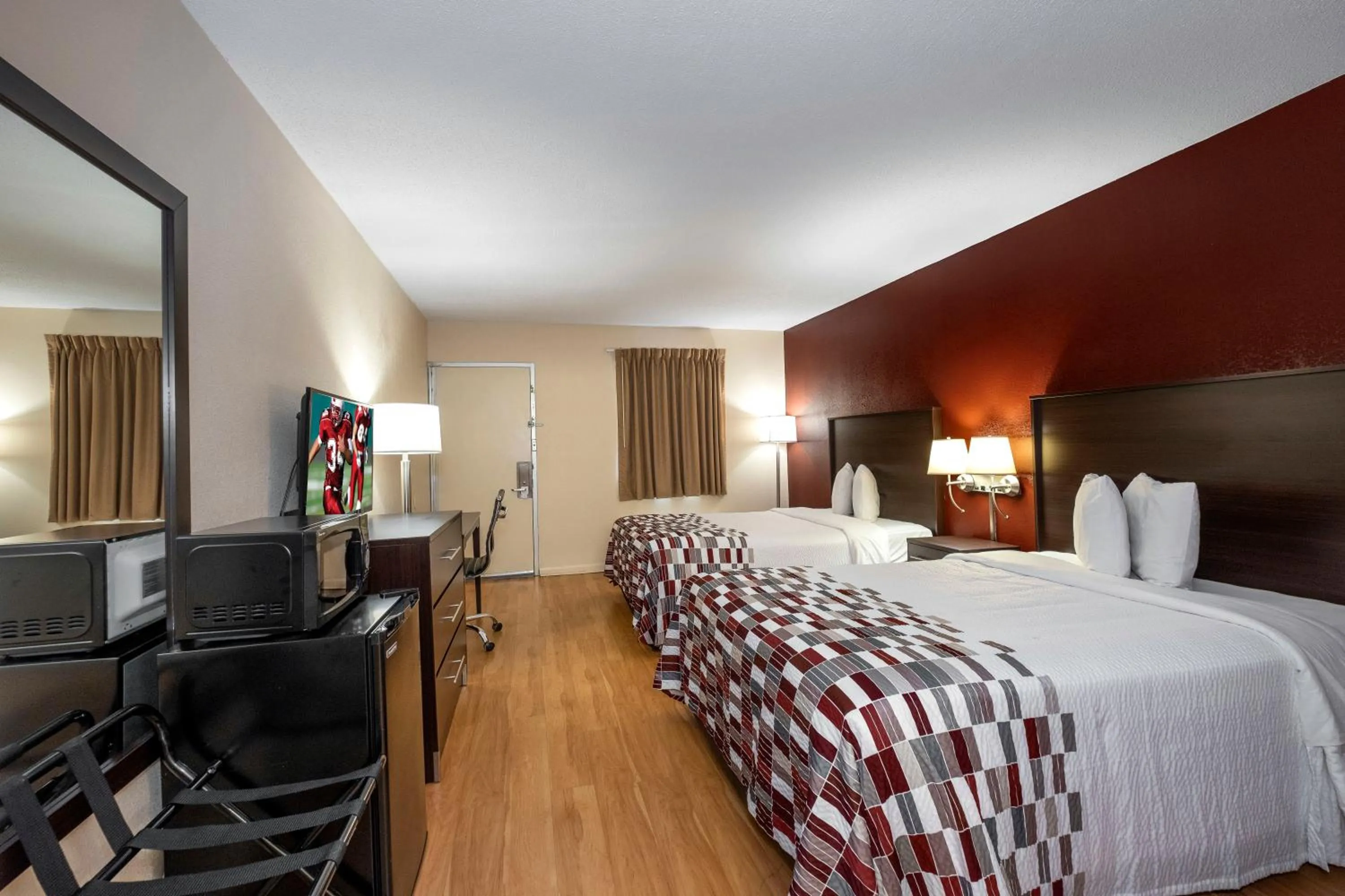 Photo of the whole room, Bed in Red Roof Inn Knoxville North - Merchants Drive