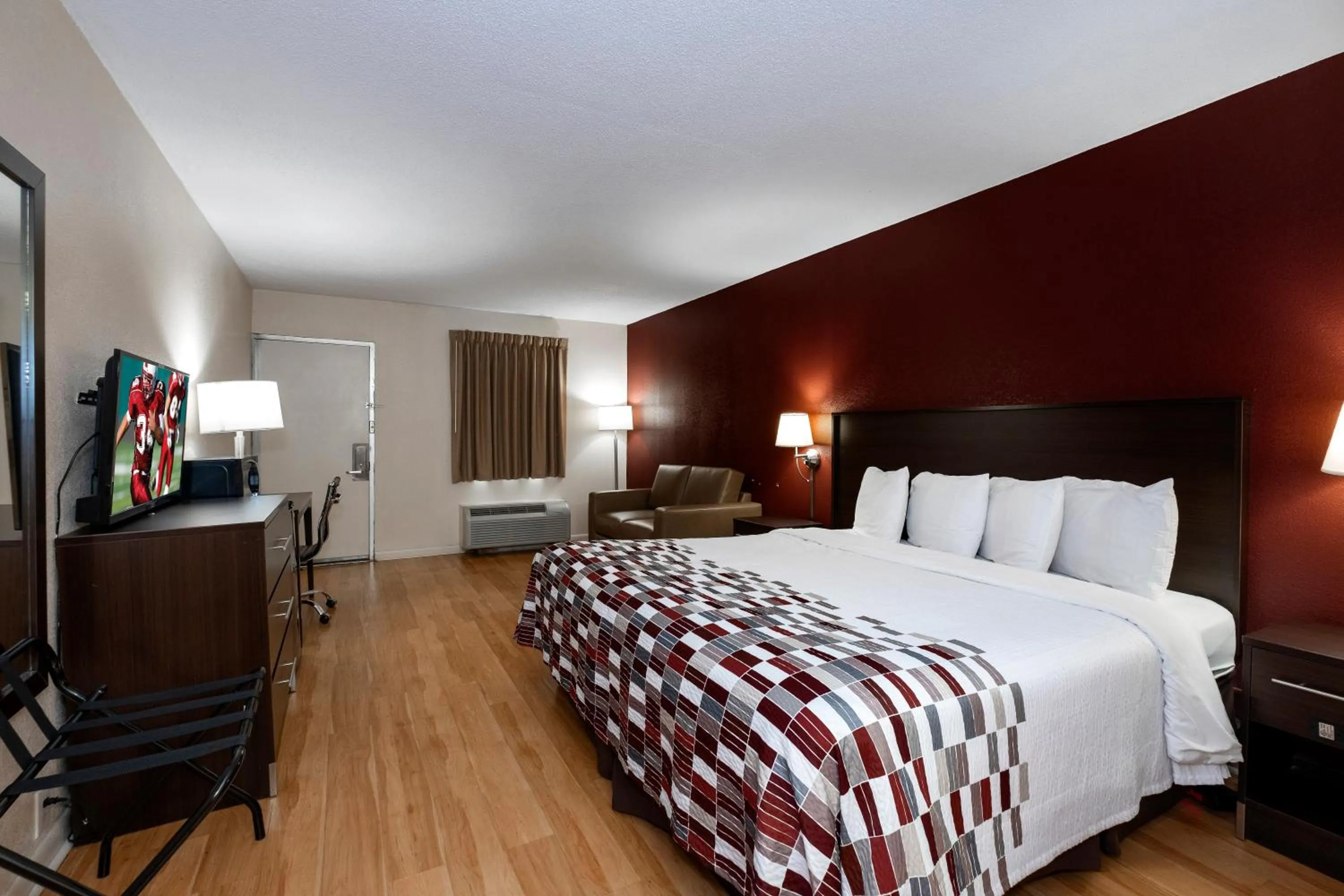 Photo of the whole room, Bed in Red Roof Inn Knoxville North - Merchants Drive