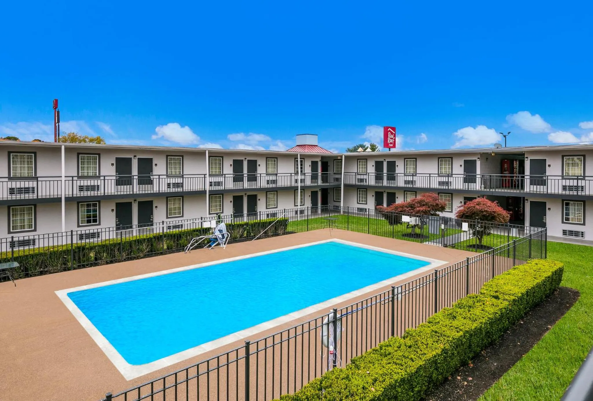 Swimming pool in Red Roof Inn Knoxville North - Merchants Drive