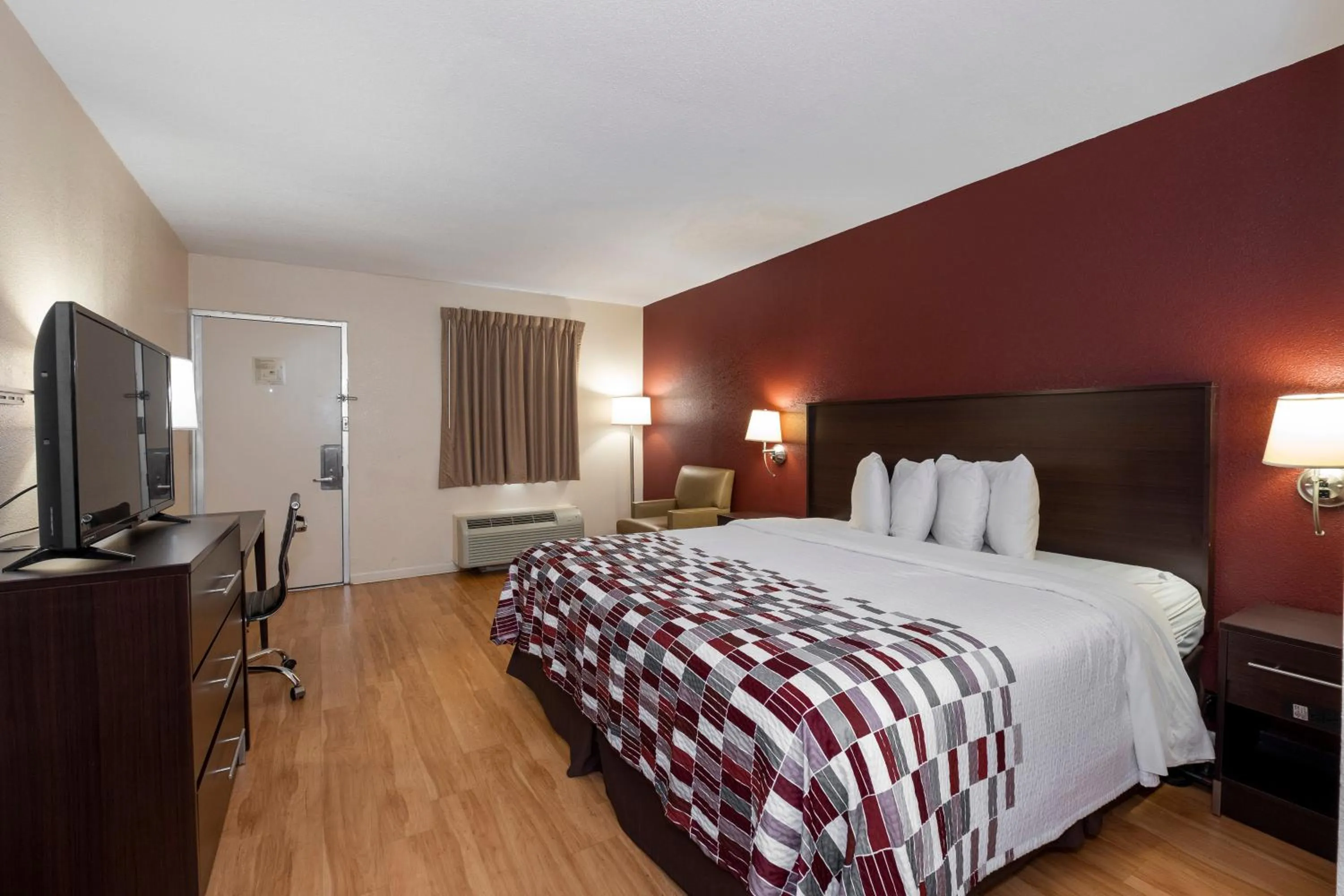Photo of the whole room, Bed in Red Roof Inn Knoxville North - Merchants Drive