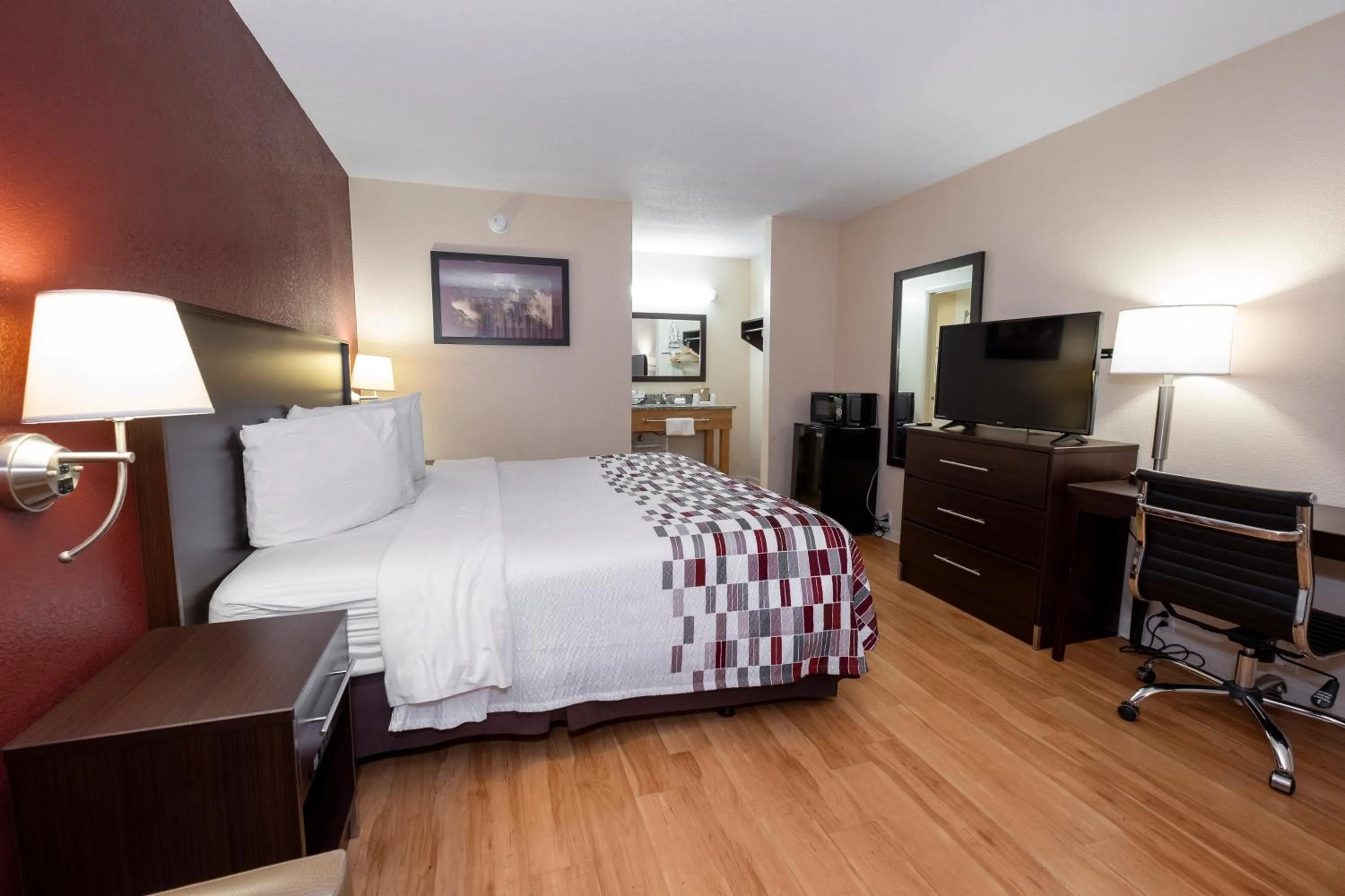 Photo of the whole room, Bed in Red Roof Inn Knoxville North - Merchants Drive