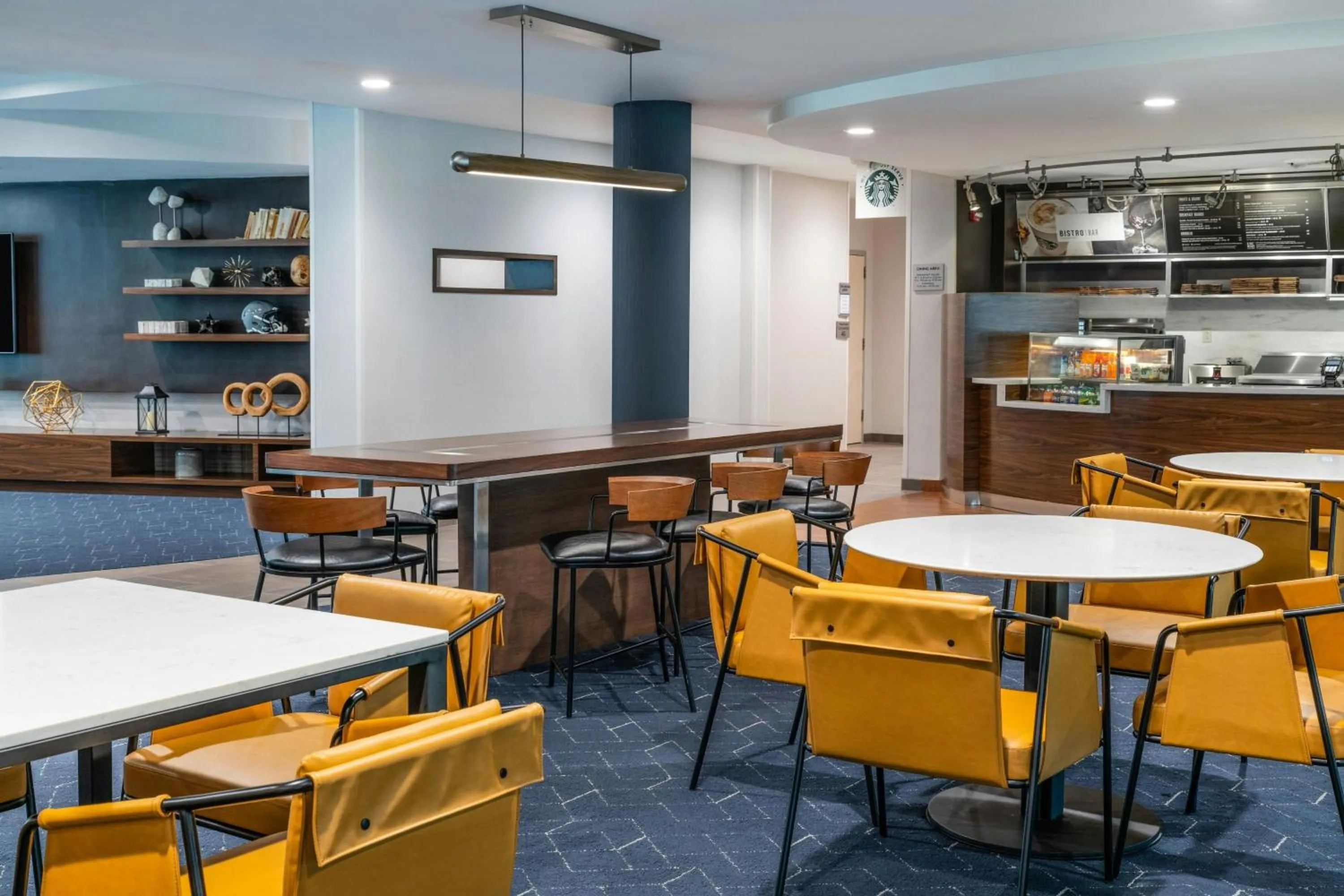 Restaurant/places to eat in Courtyard by Marriott Providence Lincoln