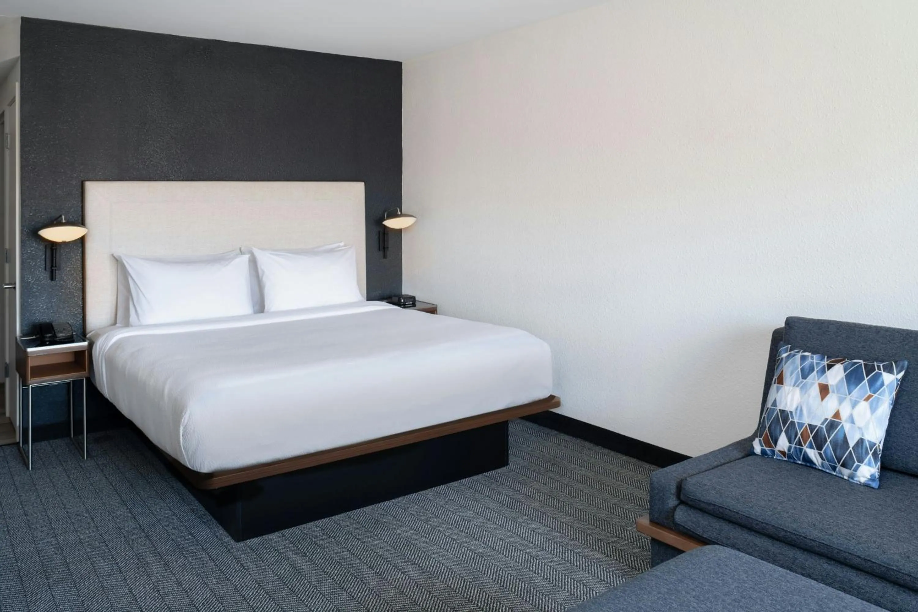 Photo of the whole room, Bed in Courtyard by Marriott Providence Lincoln