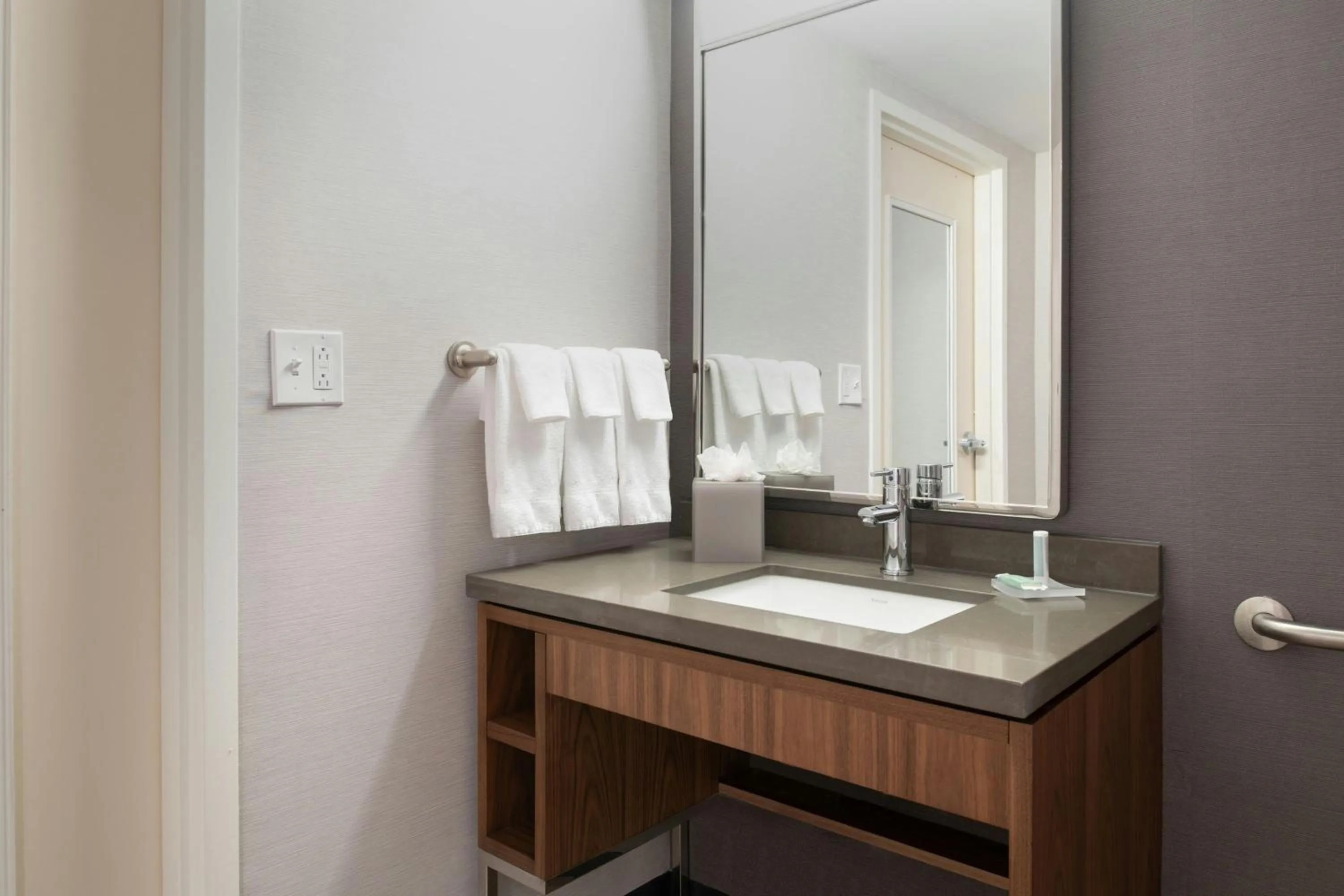 Photo of the whole room in Courtyard by Marriott Providence Lincoln