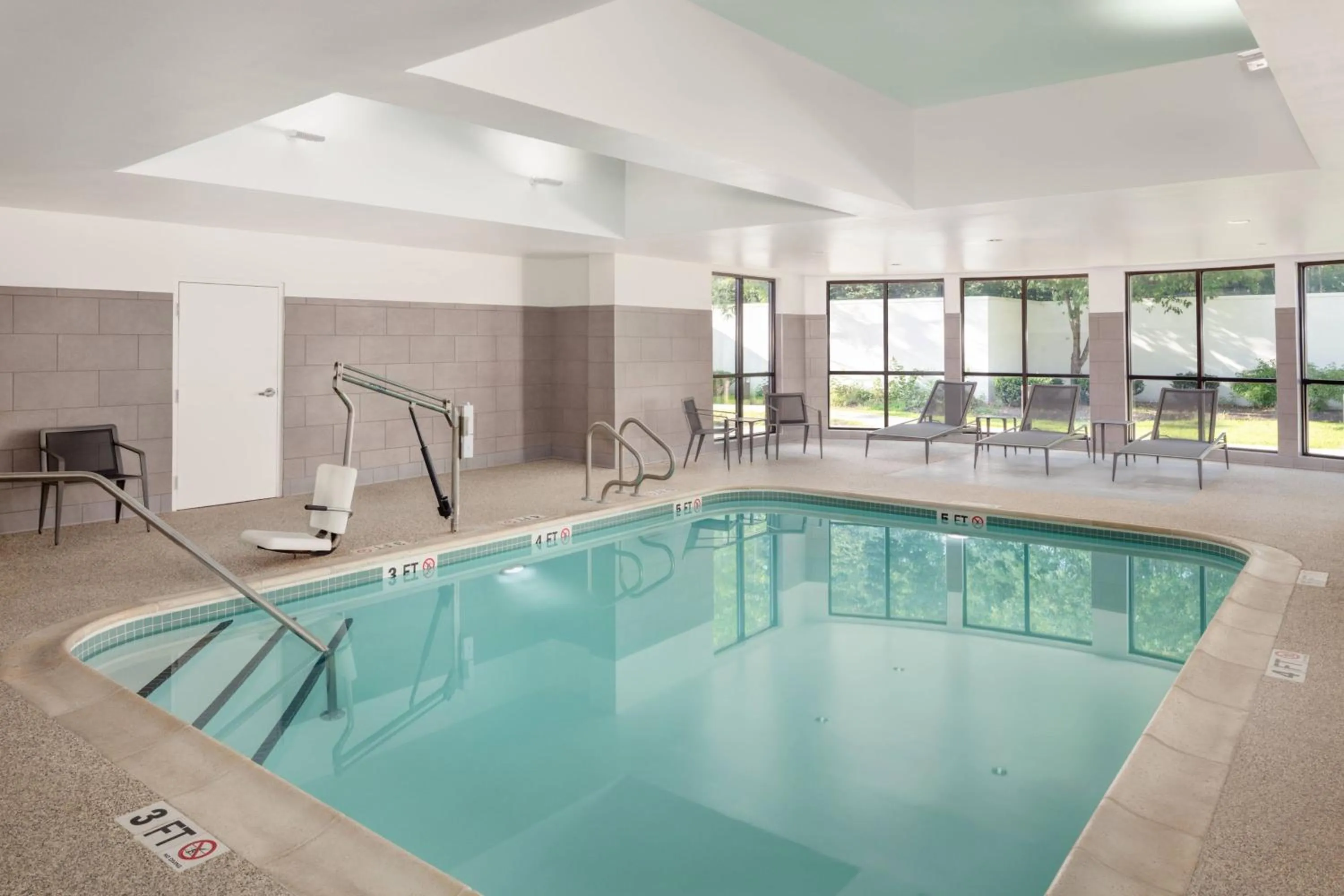 Swimming pool in Courtyard Portland Airport