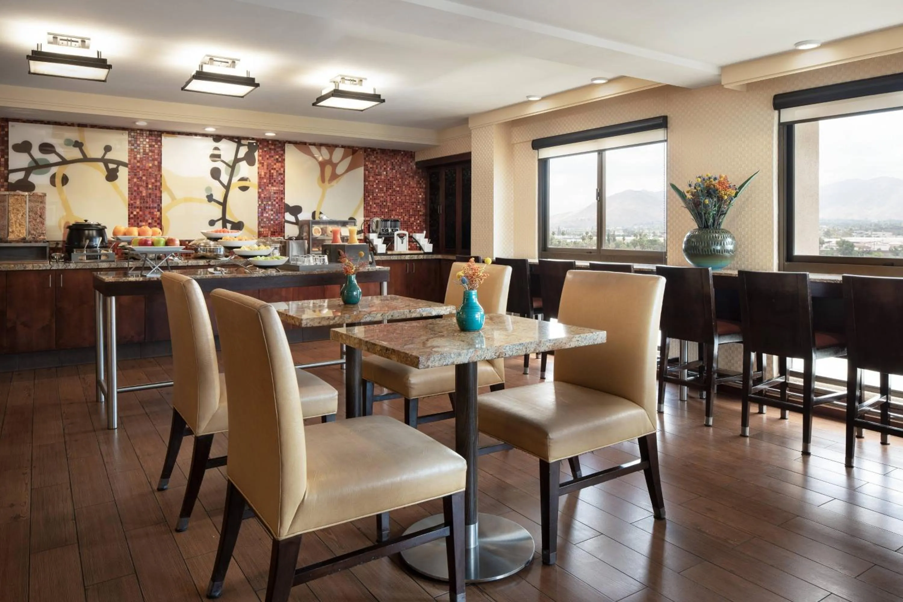 Lounge or bar in Marriott Riverside at the Convention Center