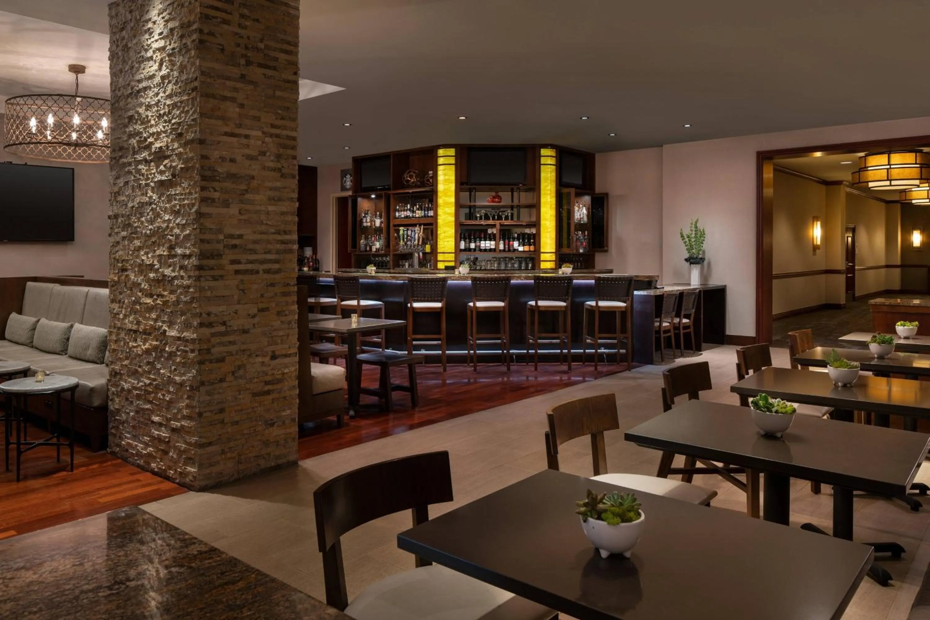 Lounge or bar in Marriott Riverside at the Convention Center
