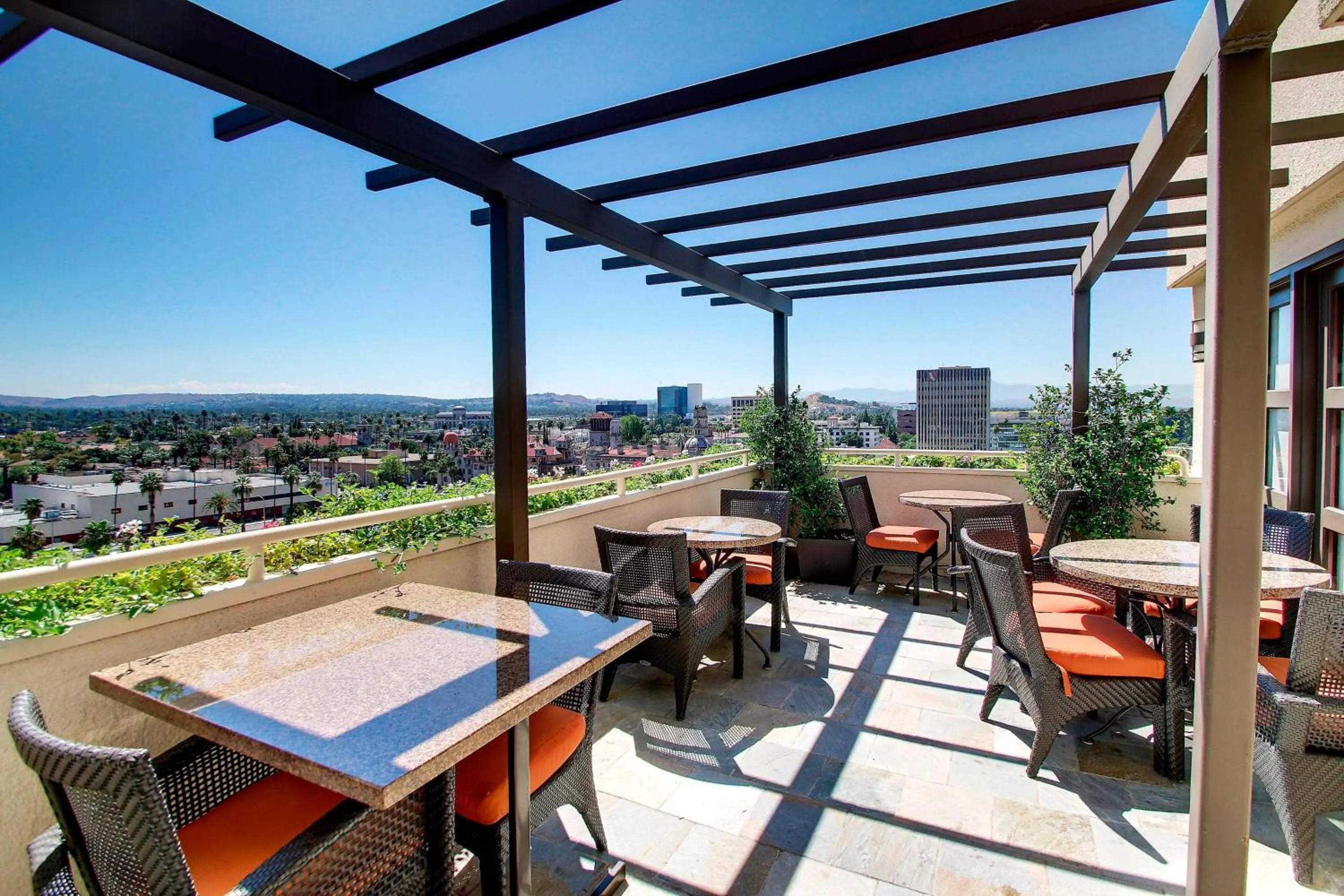 Lounge or bar in Marriott Riverside at the Convention Center