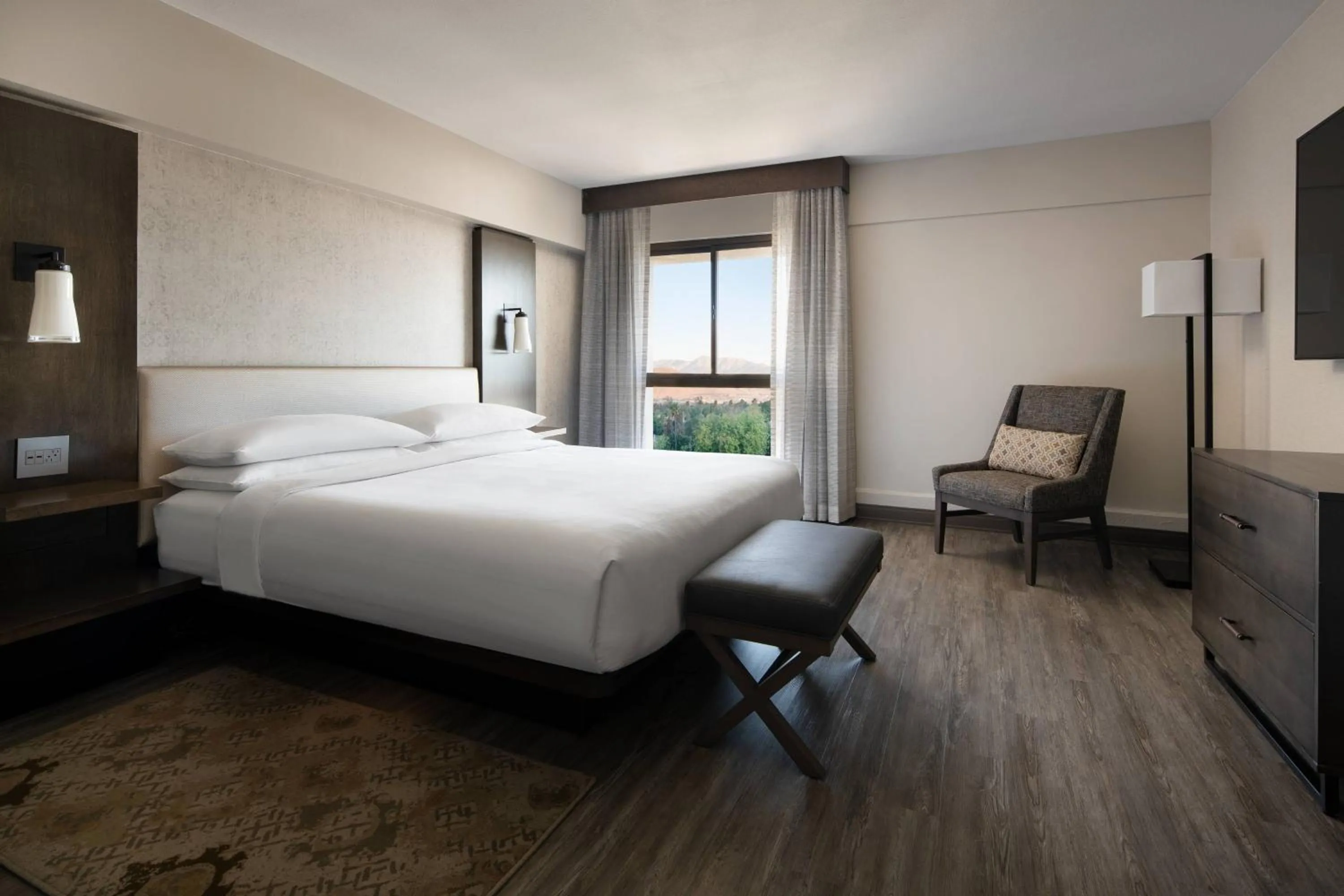 Bedroom, Bed in Marriott Riverside at the Convention Center