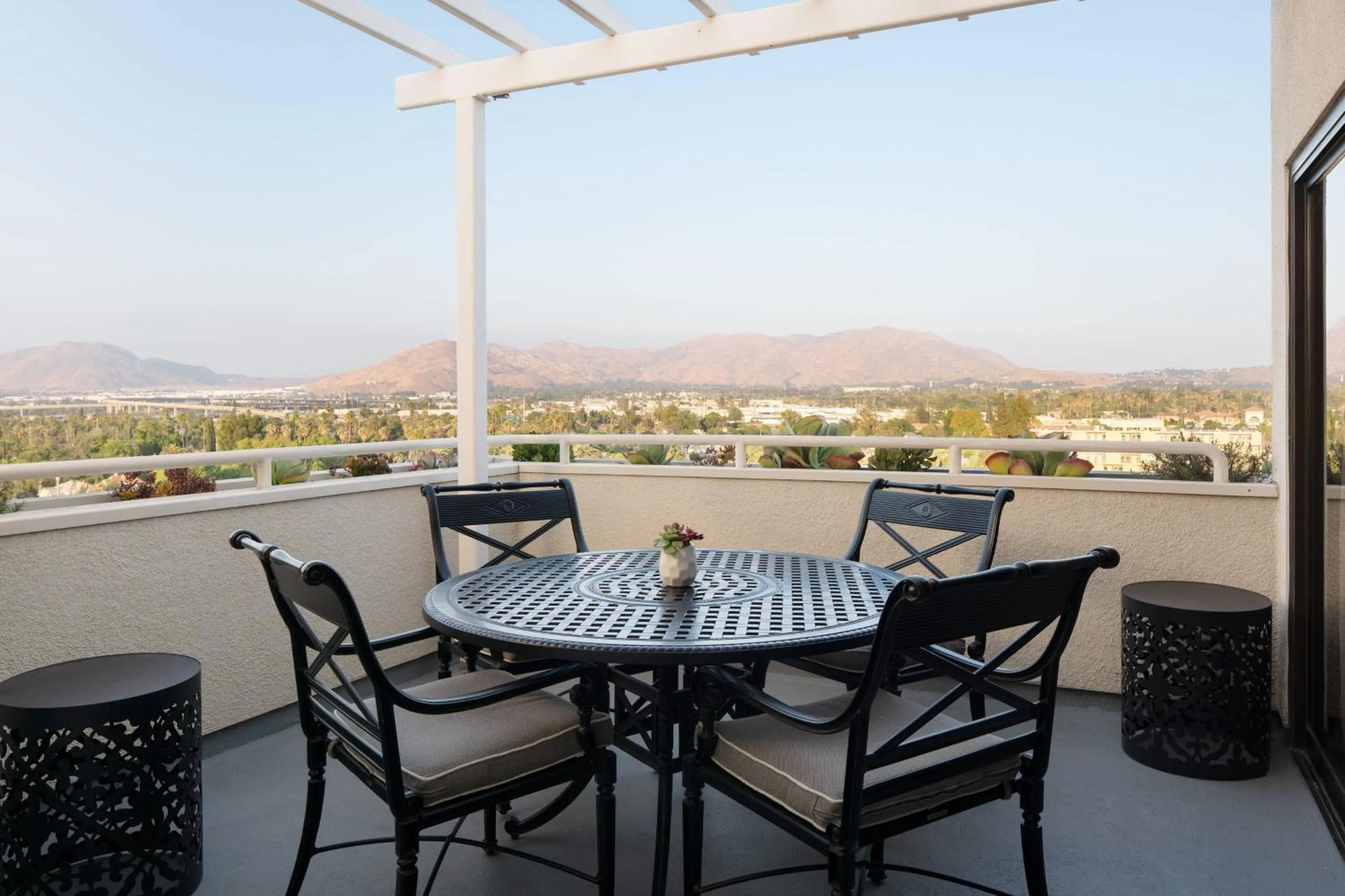 Photo of the whole room in Marriott Riverside at the Convention Center
