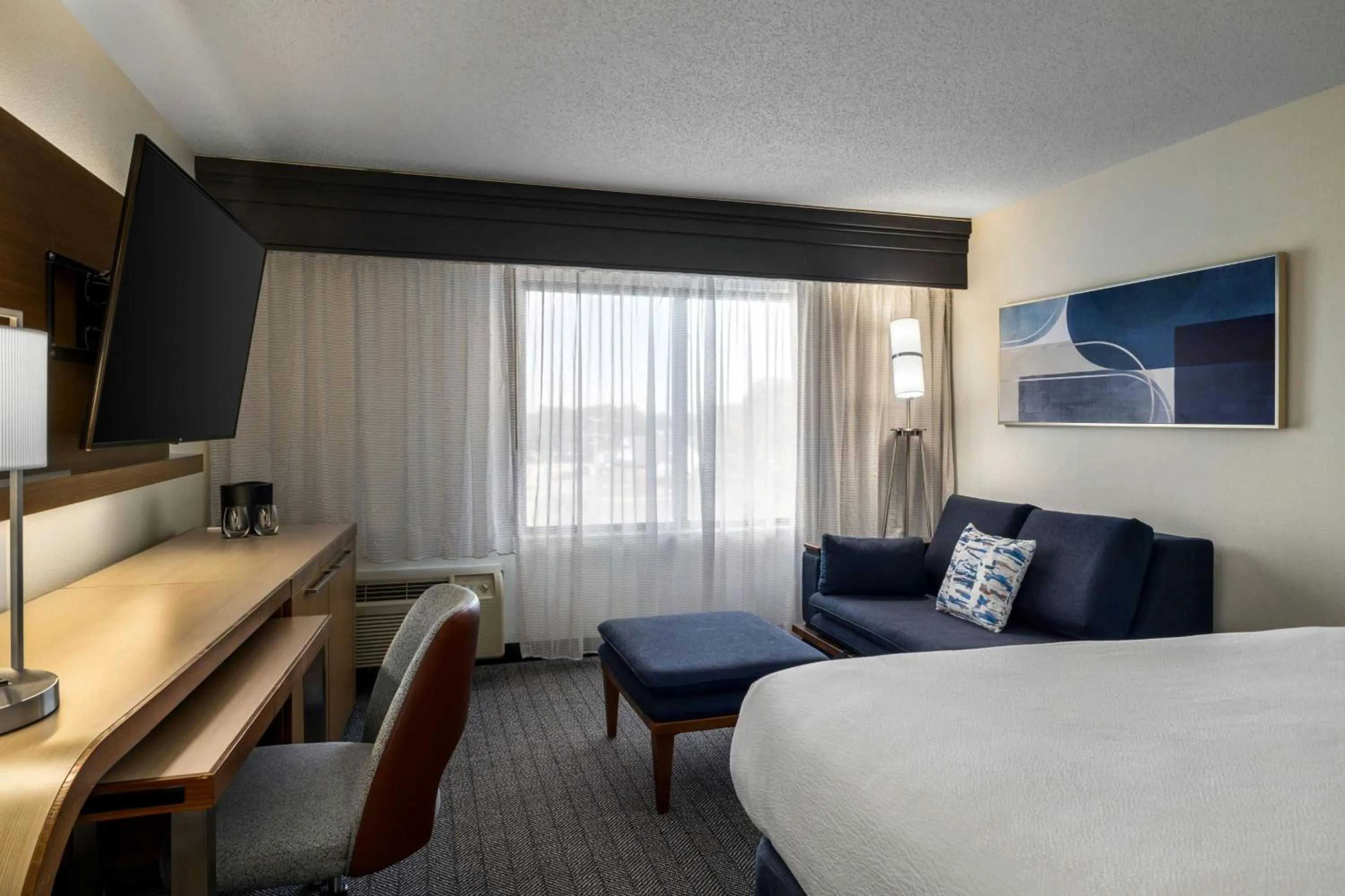 Photo of the whole room, Bed in Courtyard Richmond Chester