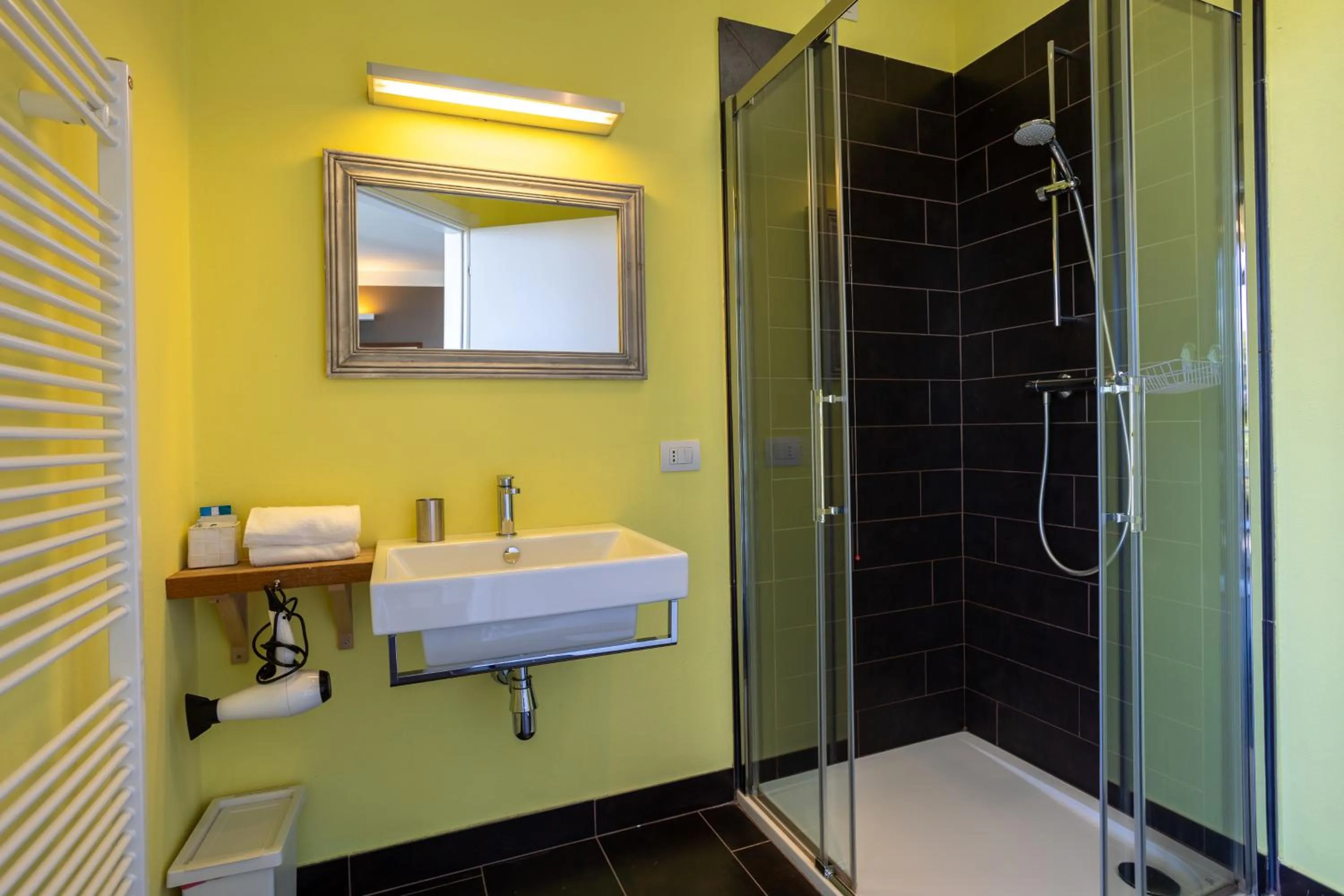 Shower in La TORRETTA Studios & Suite