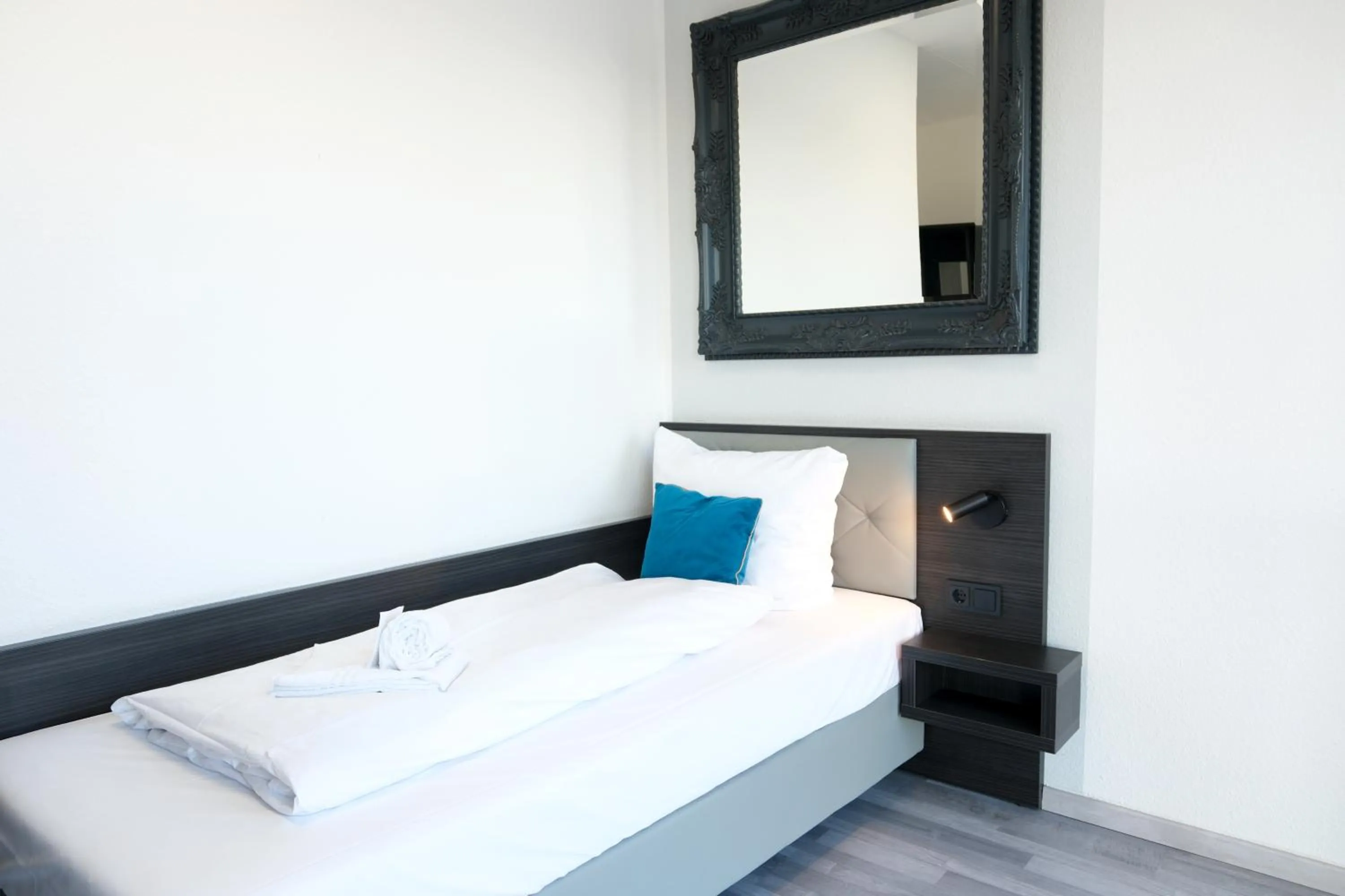 Shower, Bed in Stargaze Forum Hotel Düsseldorf-Hilden