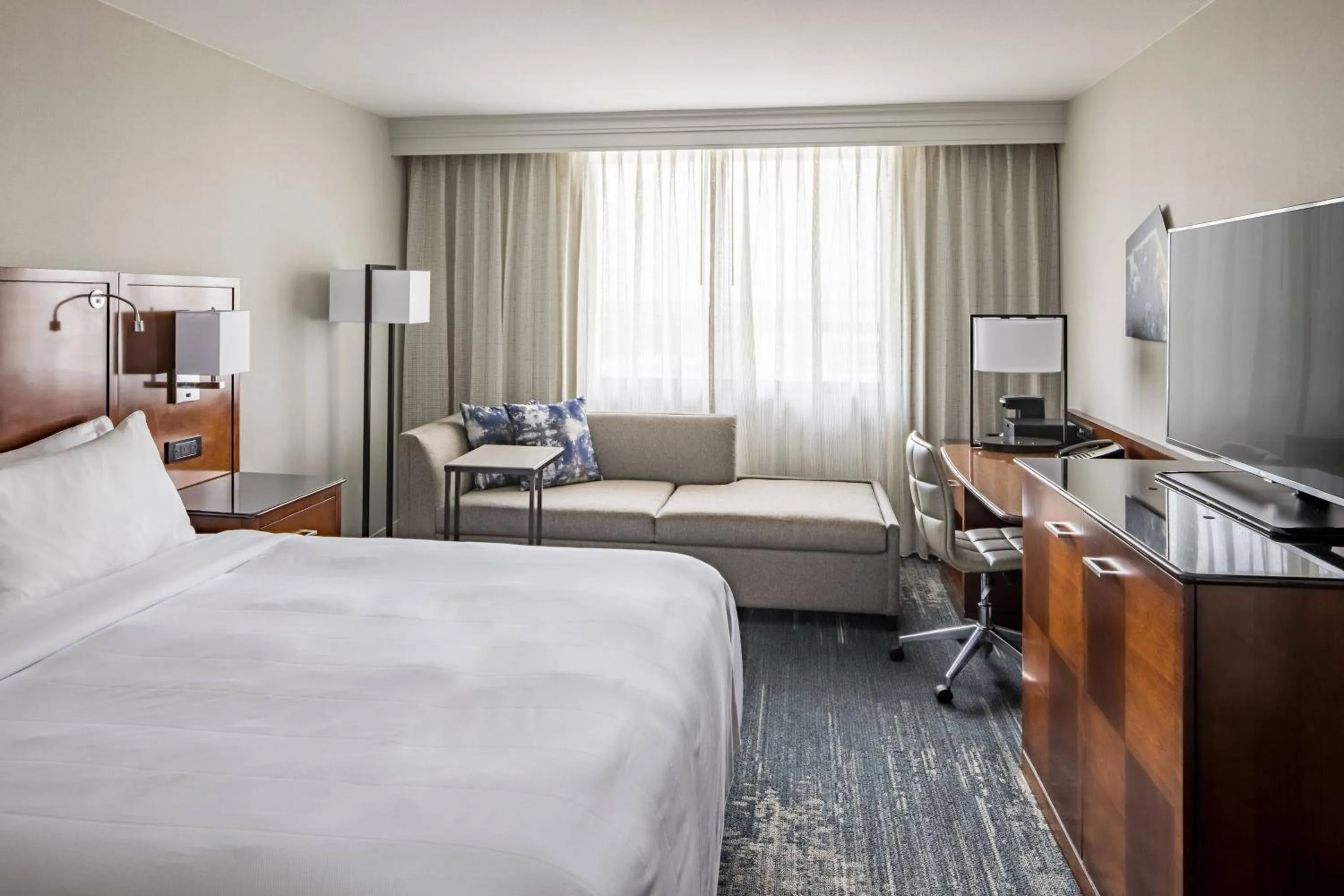 Photo of the whole room, Bed in Richmond Marriott