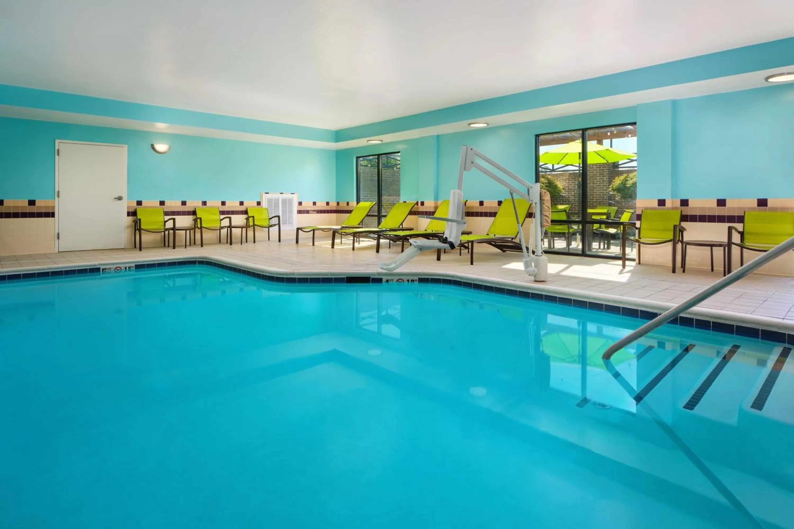 Swimming pool in SpringHill Suites Richmond Northwest