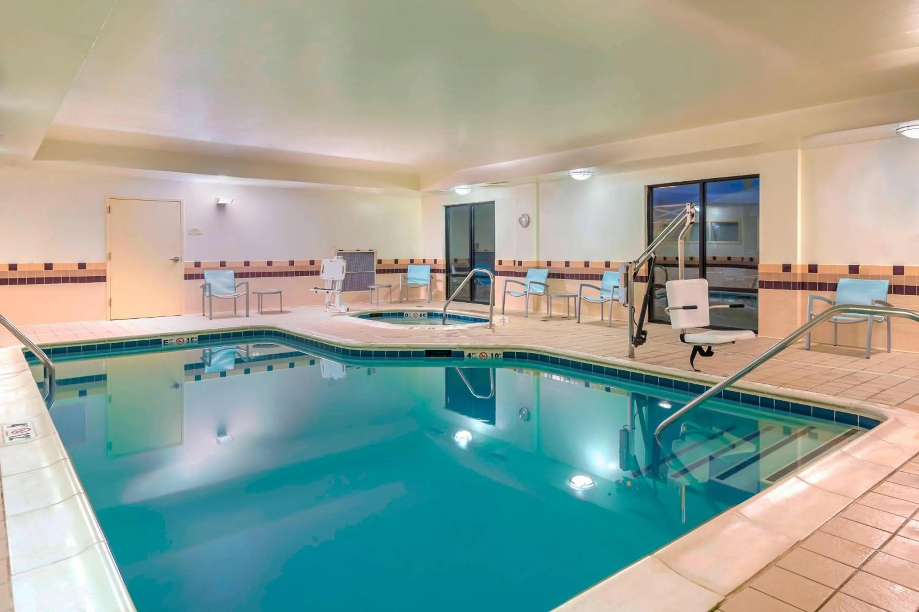 Swimming pool in SpringHill Suites Richmond Northwest