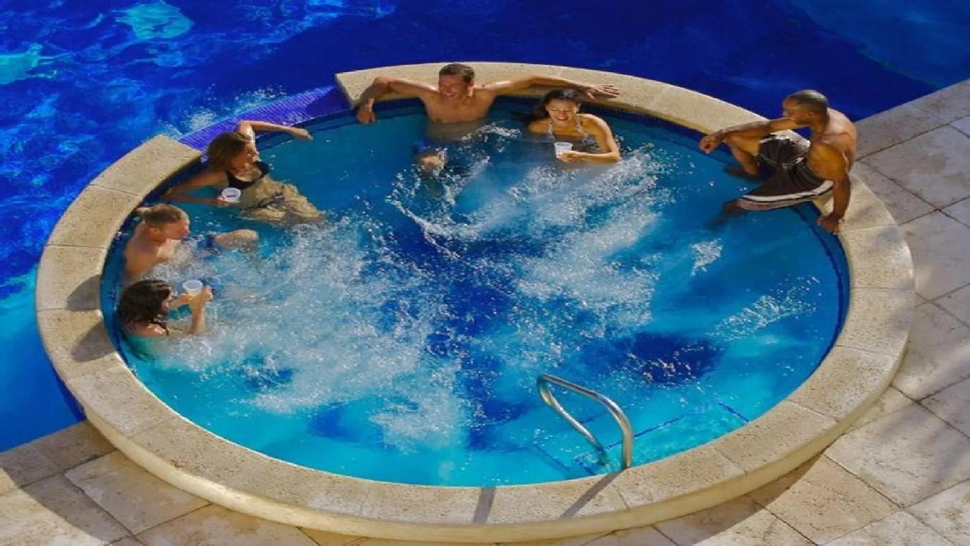 Hot Tub in Villa Renaissance