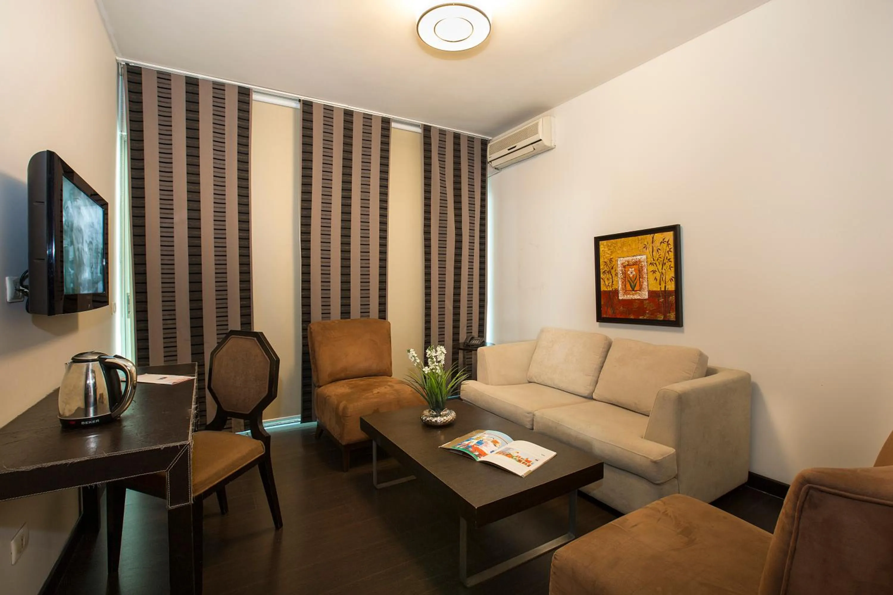 TV and multimedia in Orient Queen Homes Hotel