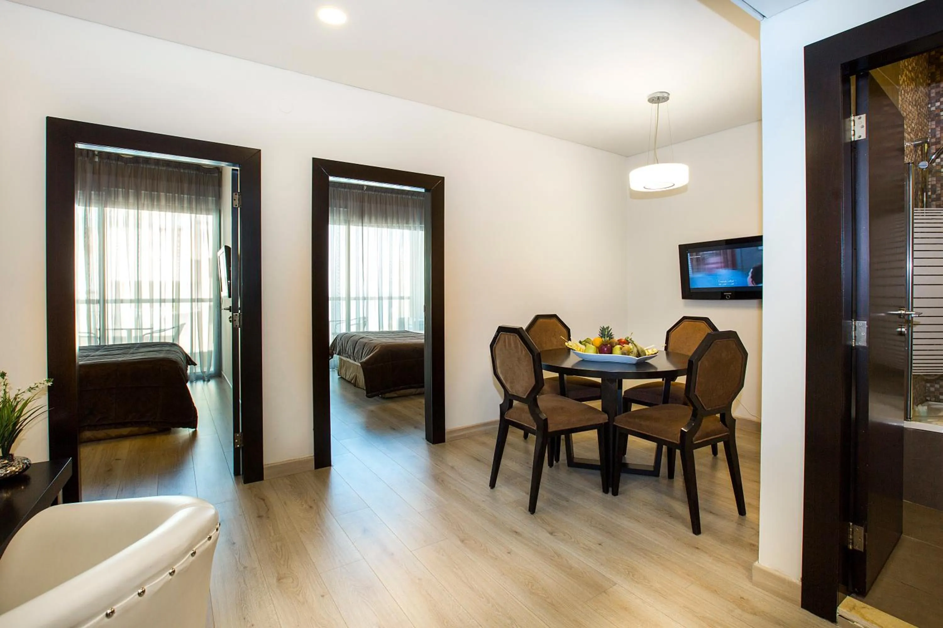 Shower in Orient Queen Homes Hotel