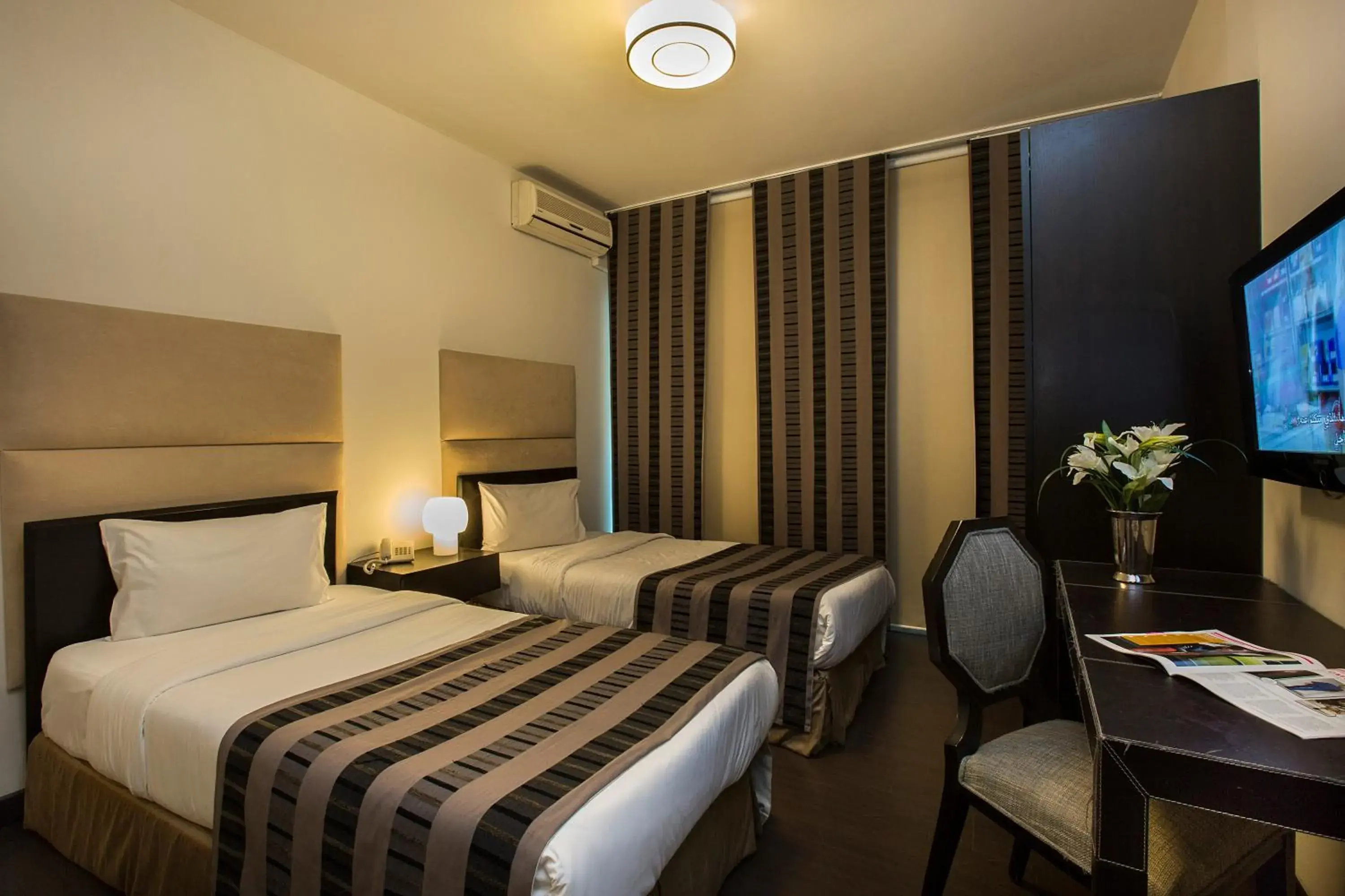 TV and multimedia, Bed in Orient Queen Homes Hotel TV and multimedia, Bed in Orient Queen Homes Hotel