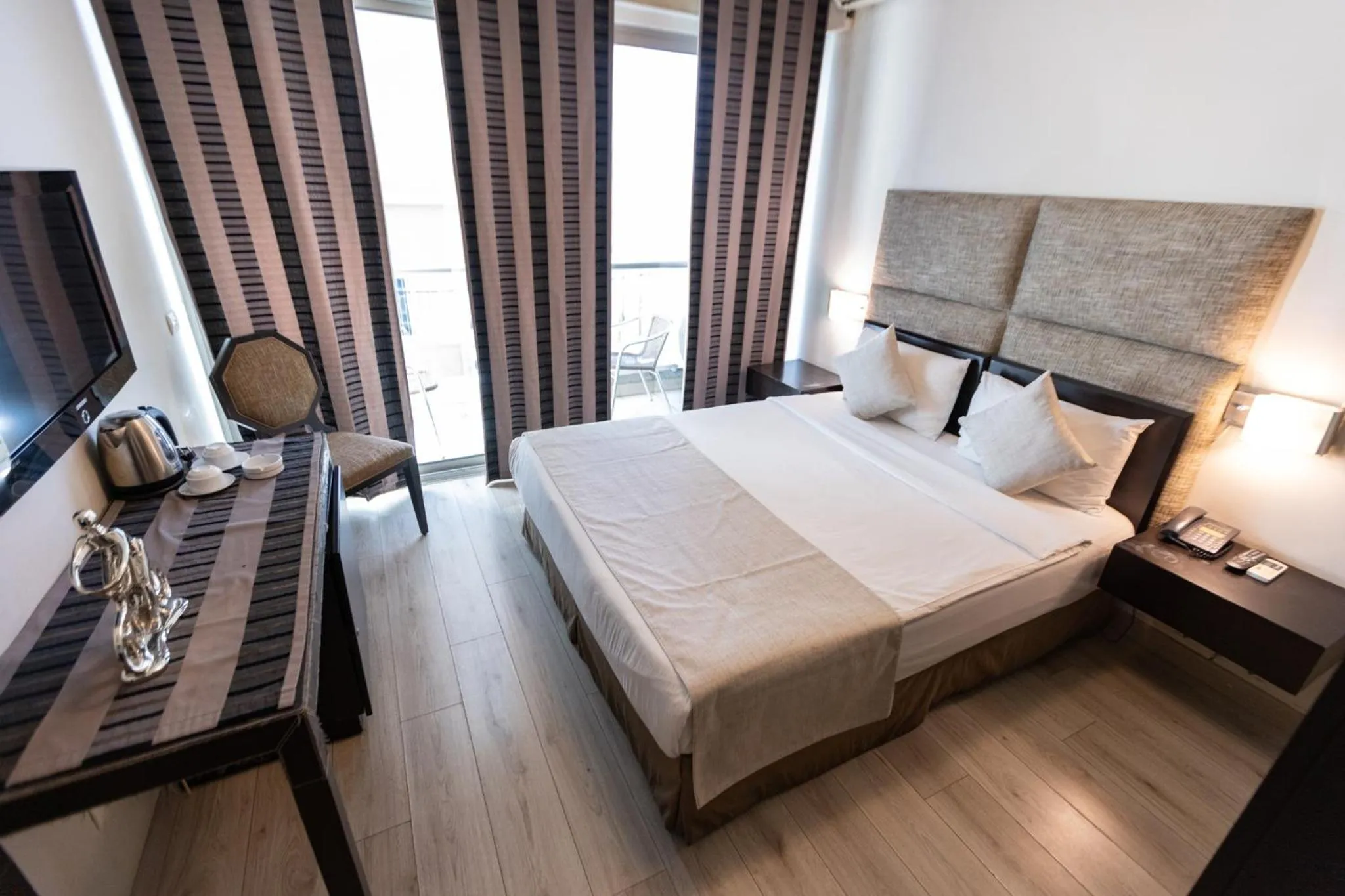 Bed in Orient Queen Homes Hotel